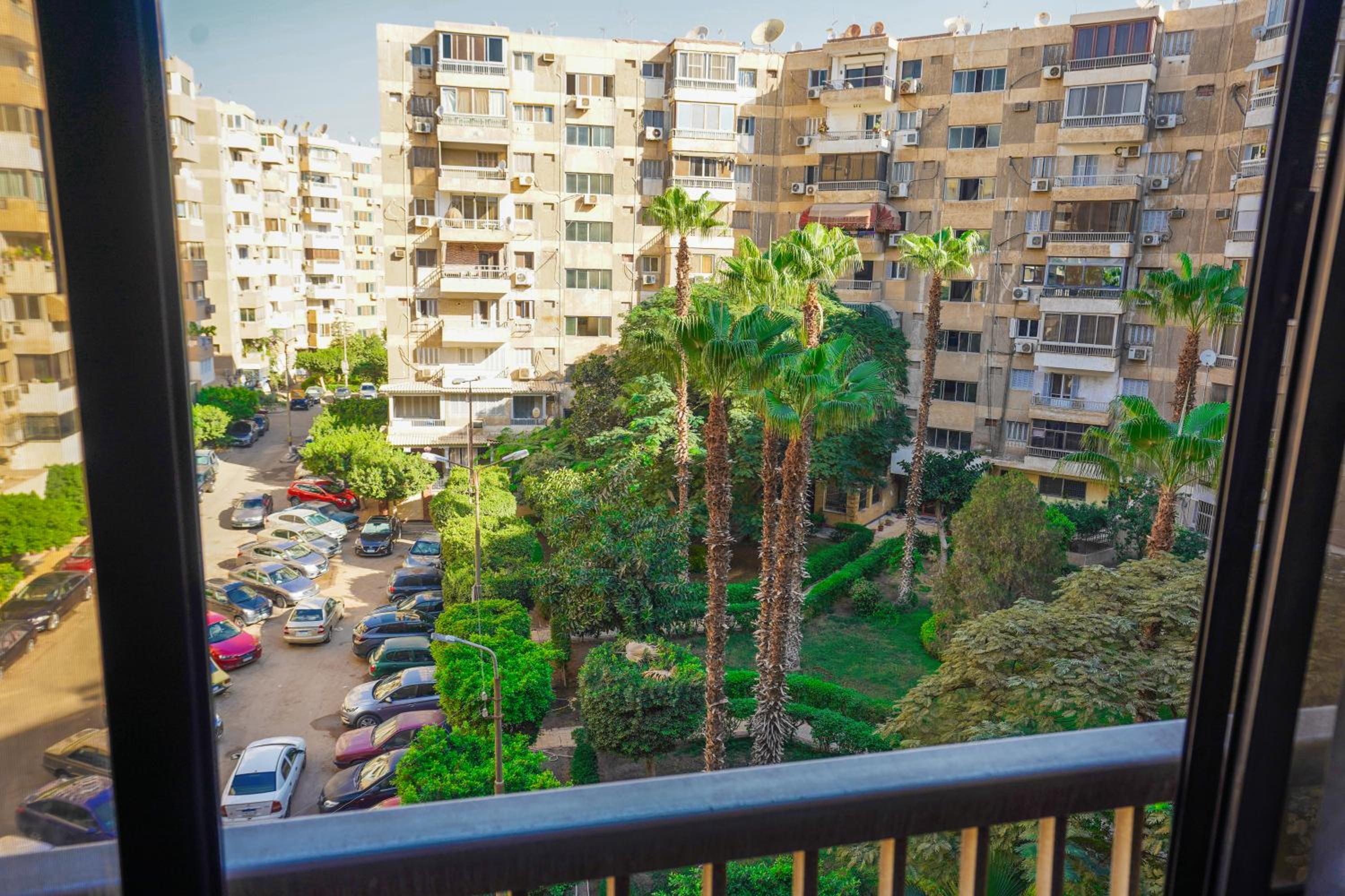 2 Bedrooms Spacious flat 7 mins to Airport