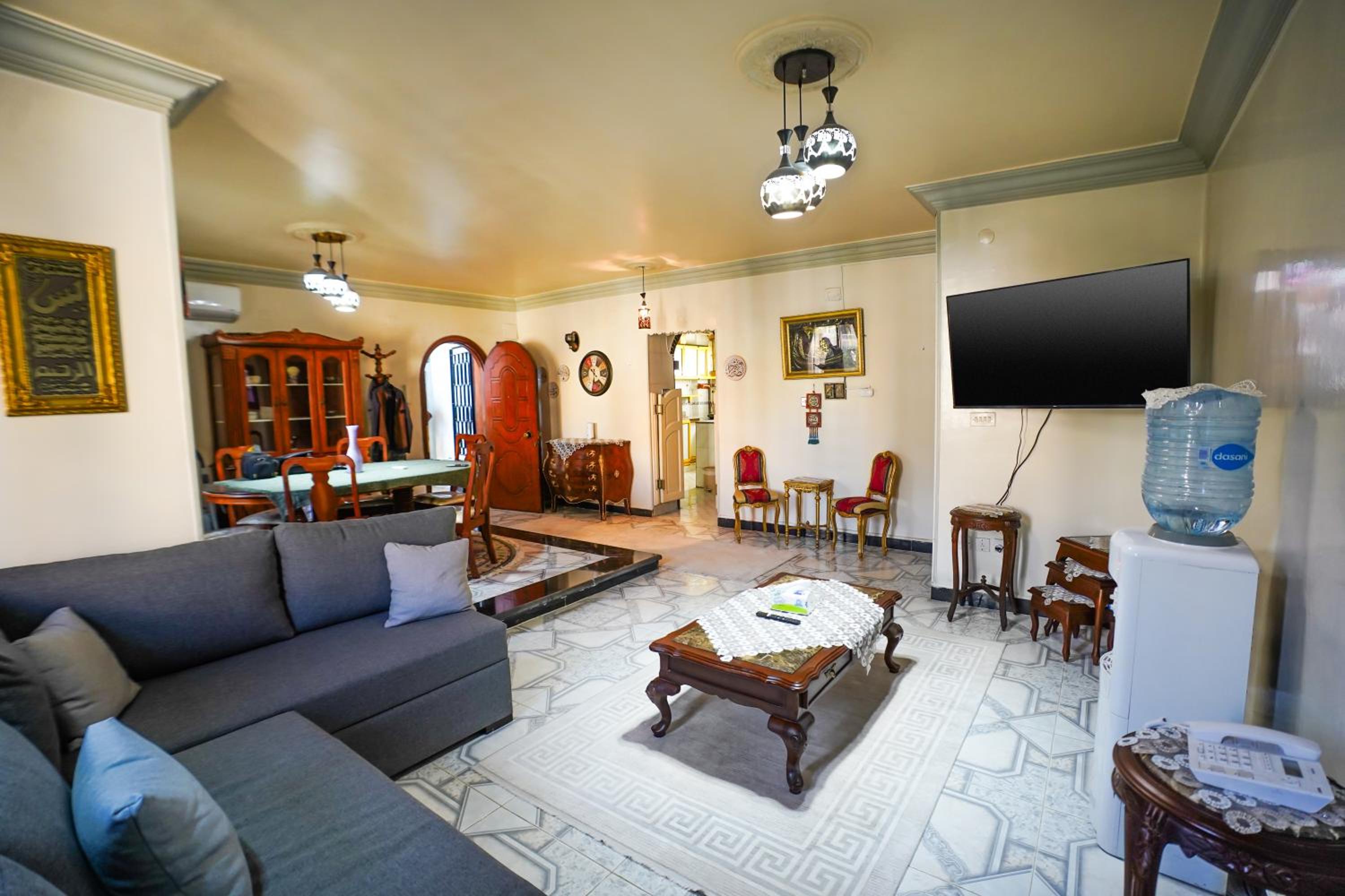 2 Bedrooms Spacious flat 7 mins to Airport