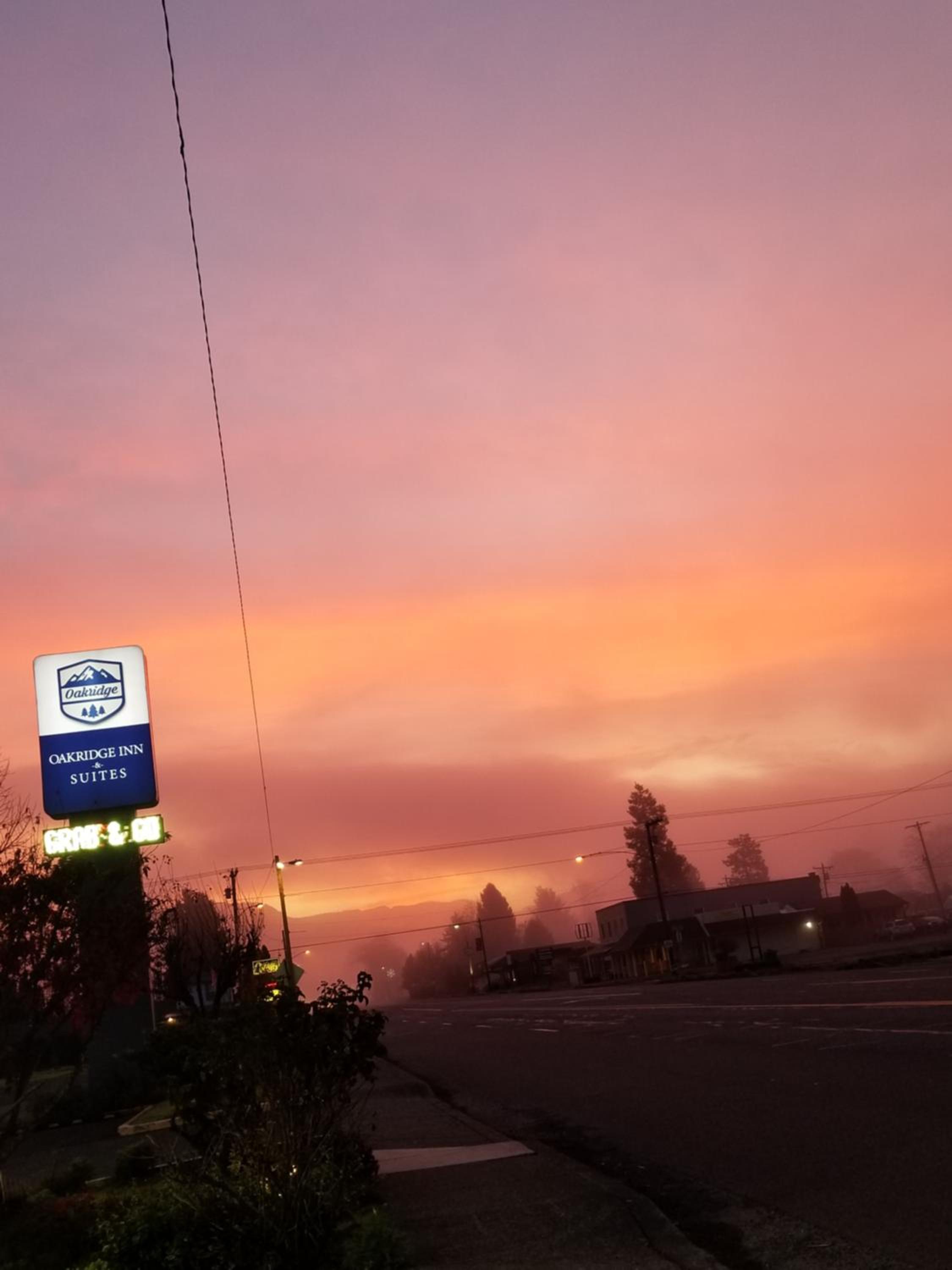 Oakridge Inn & Suites