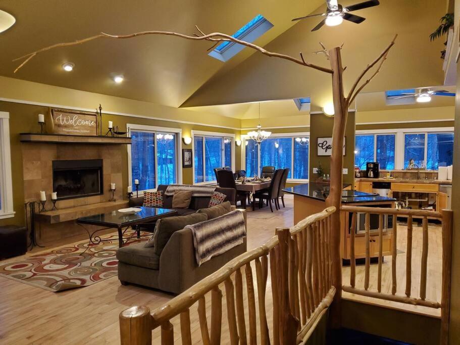 Woodshores Retreat - cozy retreat, hot tub, Lk MI view 3