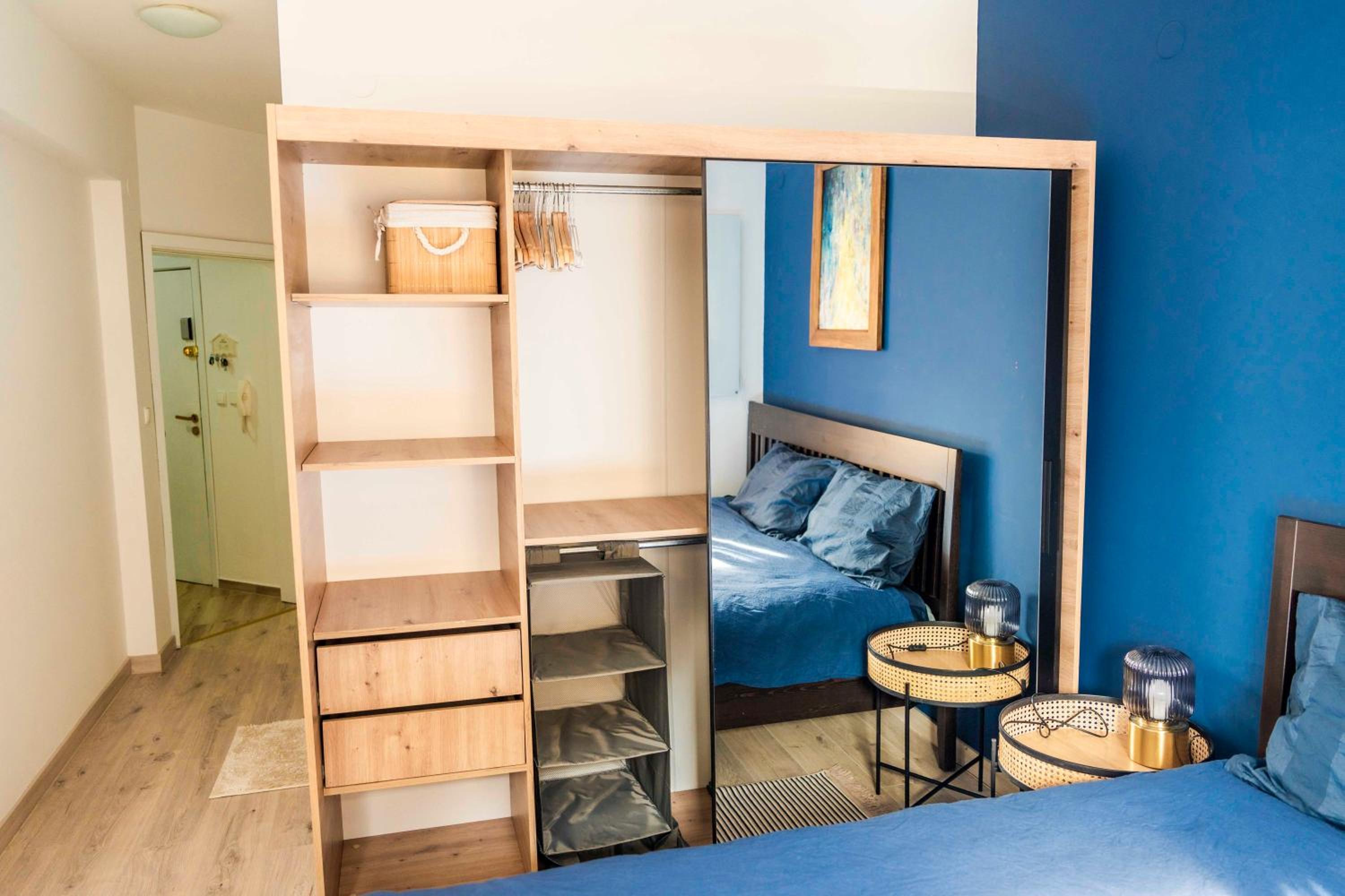 Large Stylish 2-bedroom apt near ski road, 5 min to Gondola & Bar Street