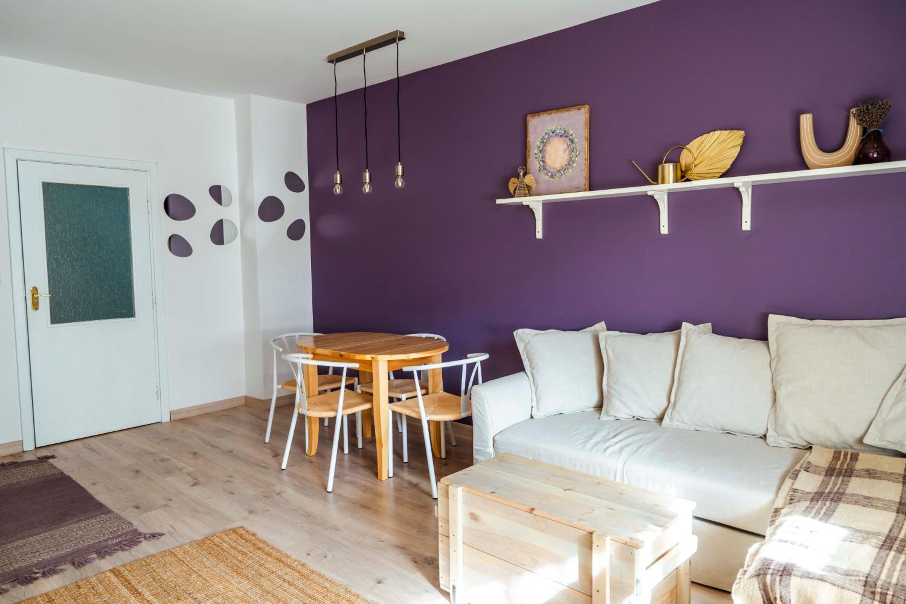 Large Stylish 2-bedroom apt near ski road, 5 min to Gondola & Bar Street