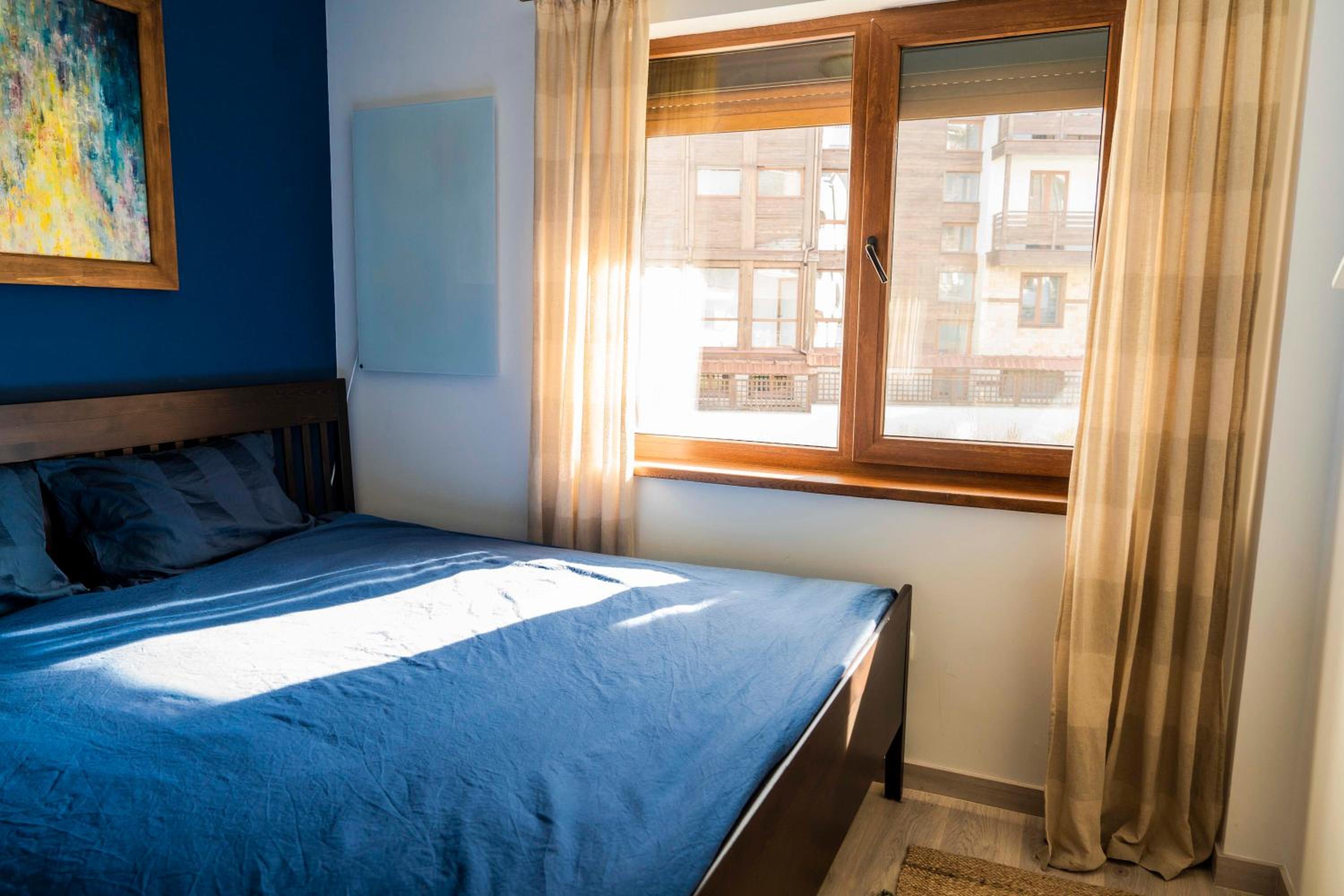 Large Stylish 2-bedroom apt near ski road, 5 min to Gondola & Bar Street