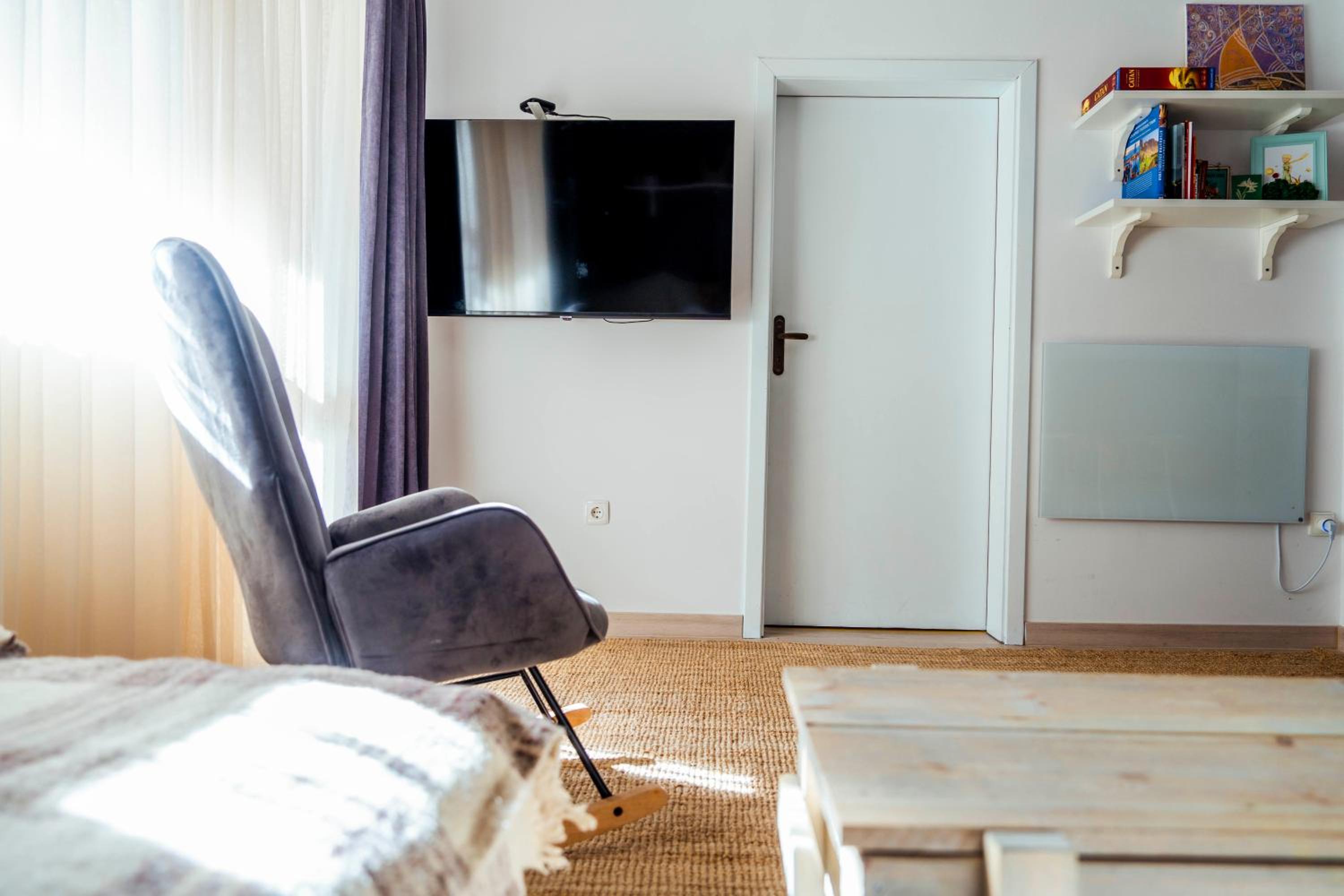 Large Stylish 2-bedroom apt near ski road, 5 min to Gondola & Bar Street