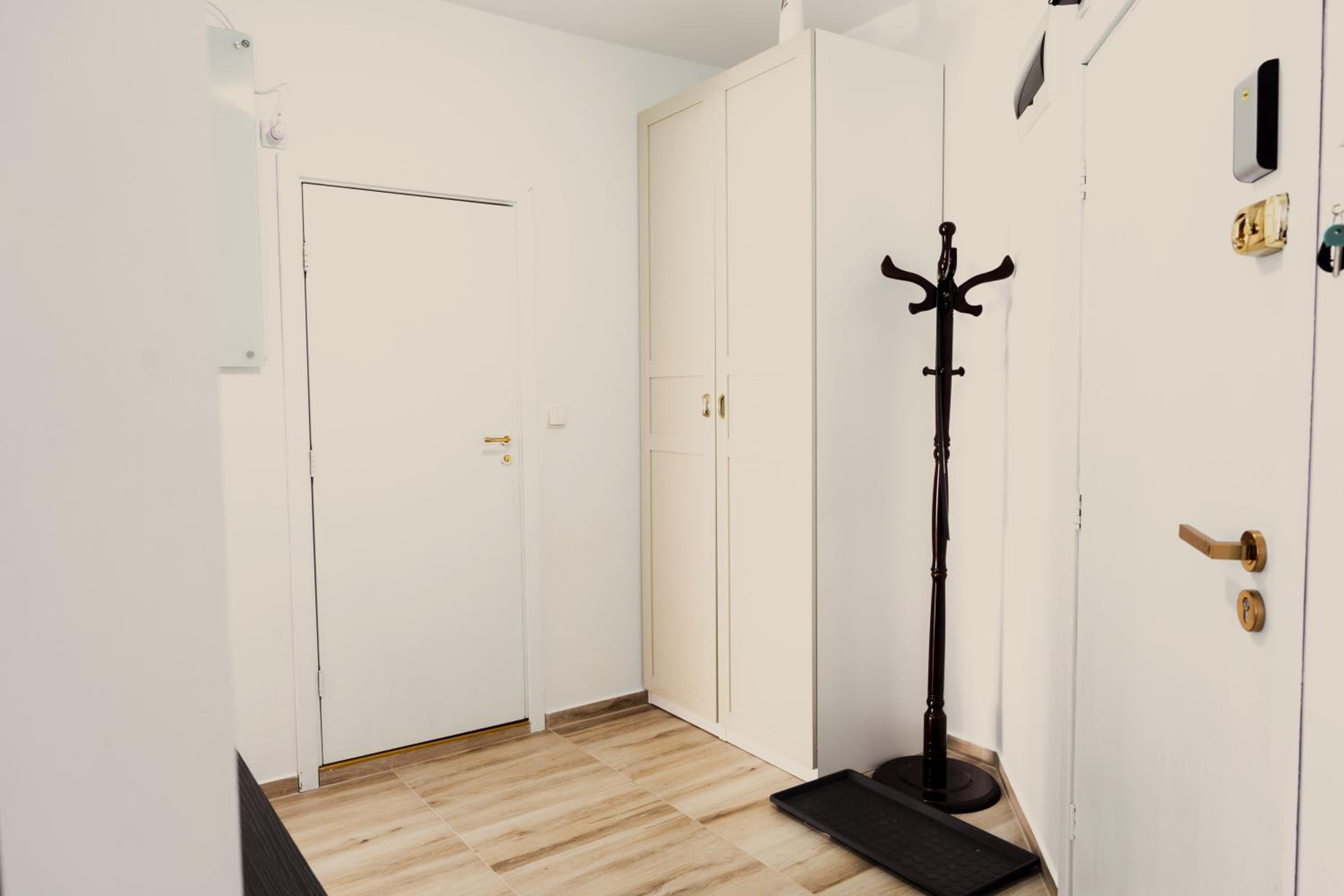 Large Stylish 2-bedroom apt near ski road, 5 min to Gondola & Bar Street