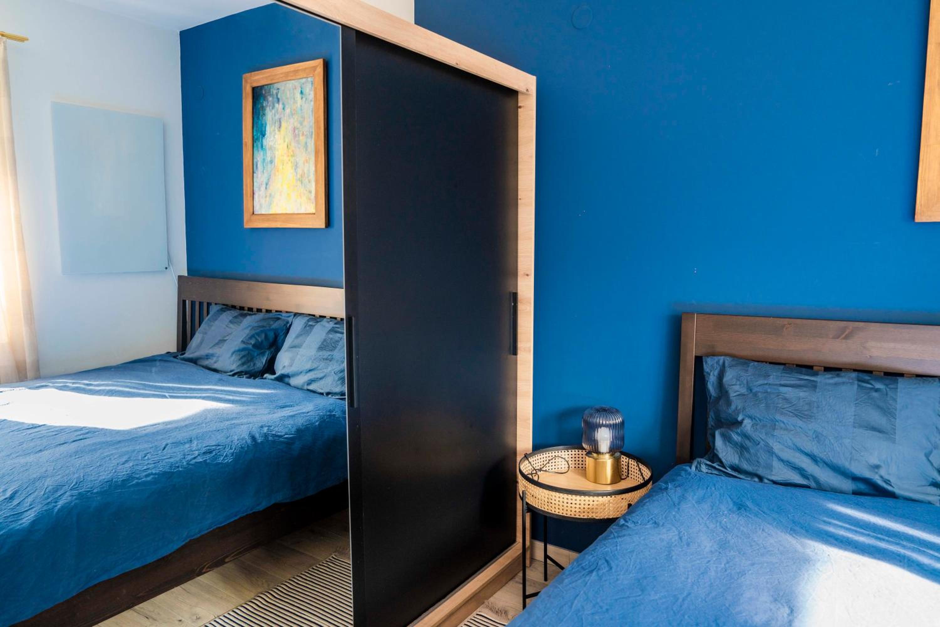 Large Stylish 2-bedroom apt near ski road, 5 min to Gondola & Bar Street