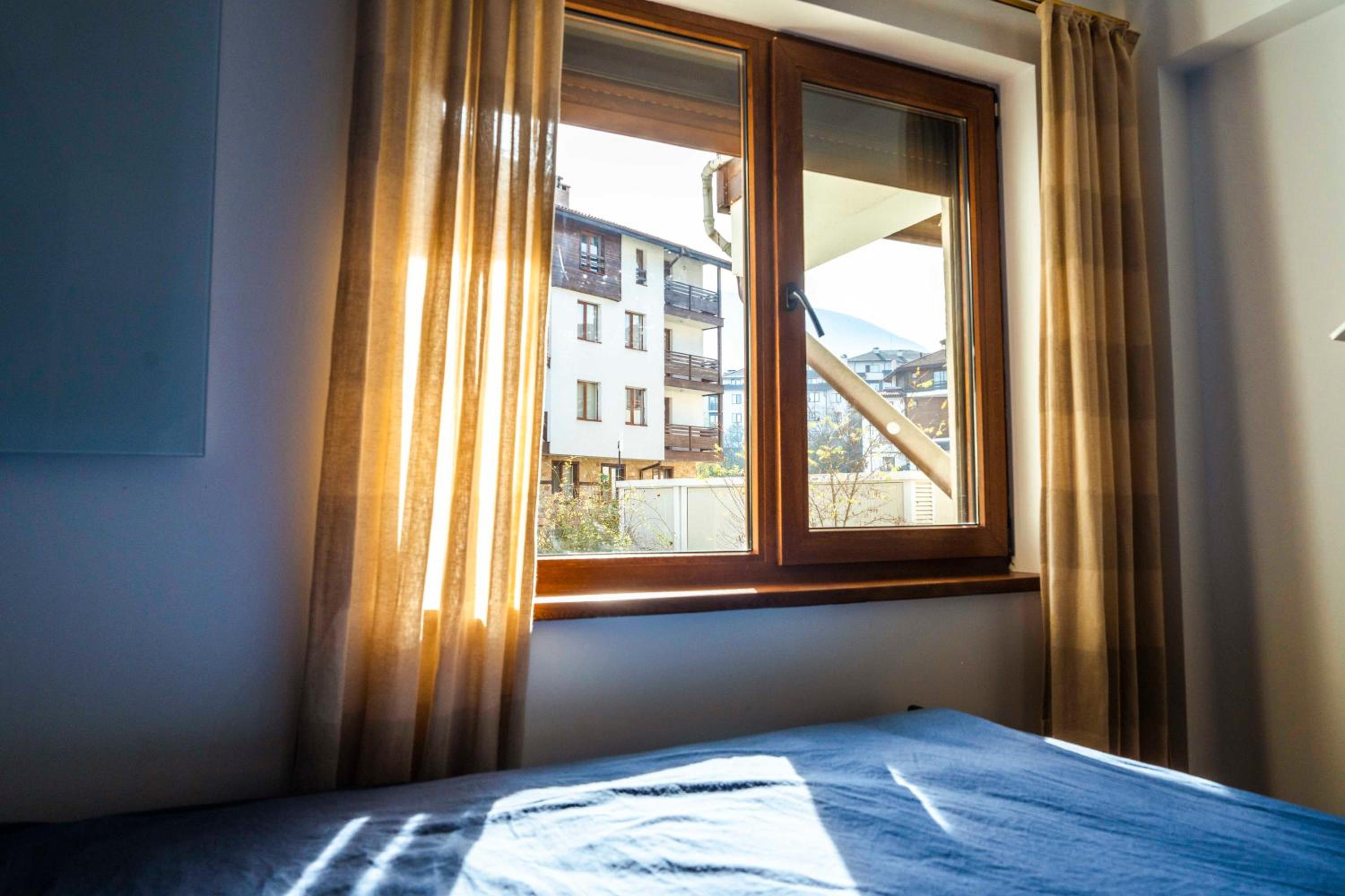 Large Stylish 2-bedroom apt near ski road, 5 min to Gondola & Bar Street