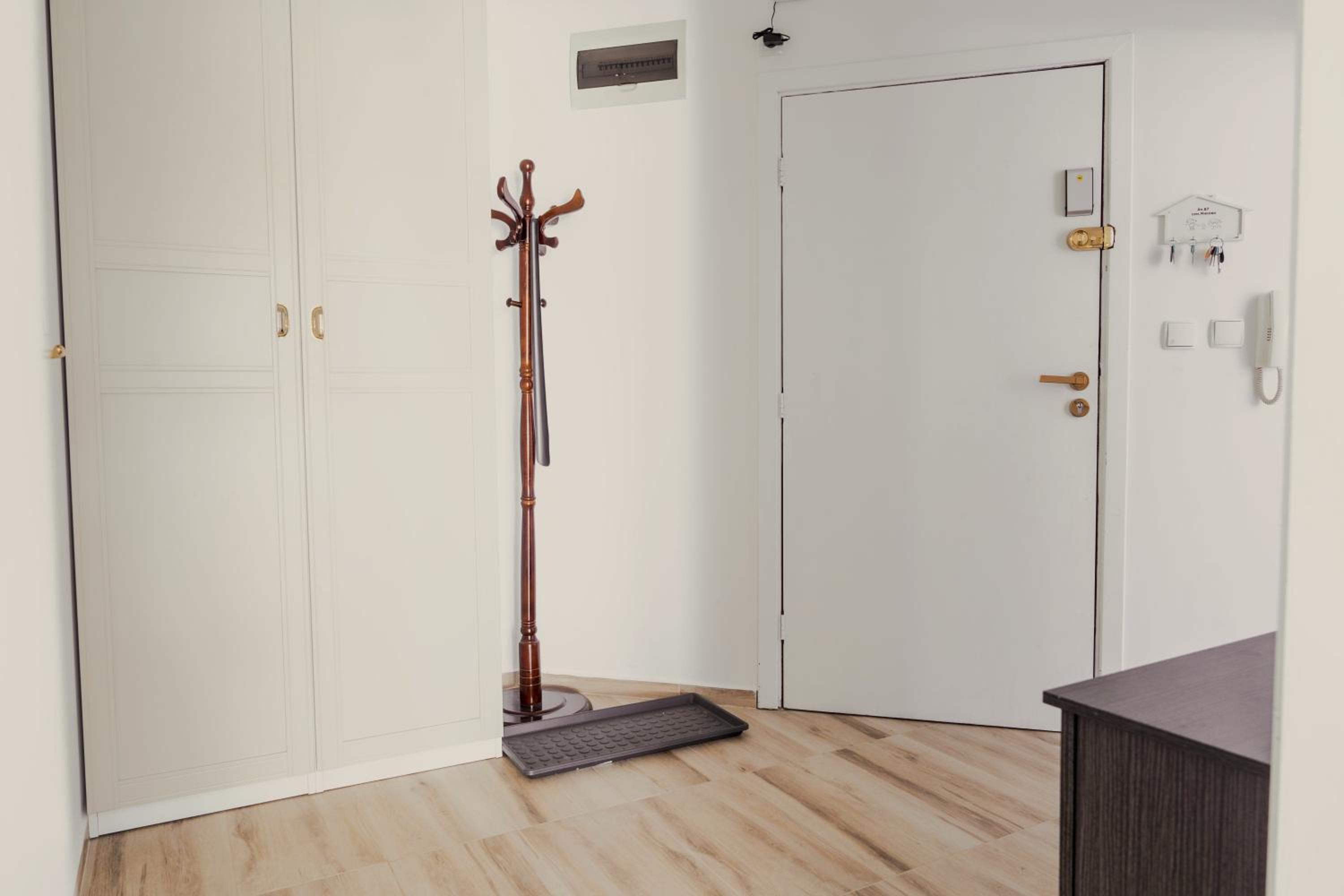 Large Stylish 2-bedroom apt near ski road, 5 min to Gondola & Bar Street