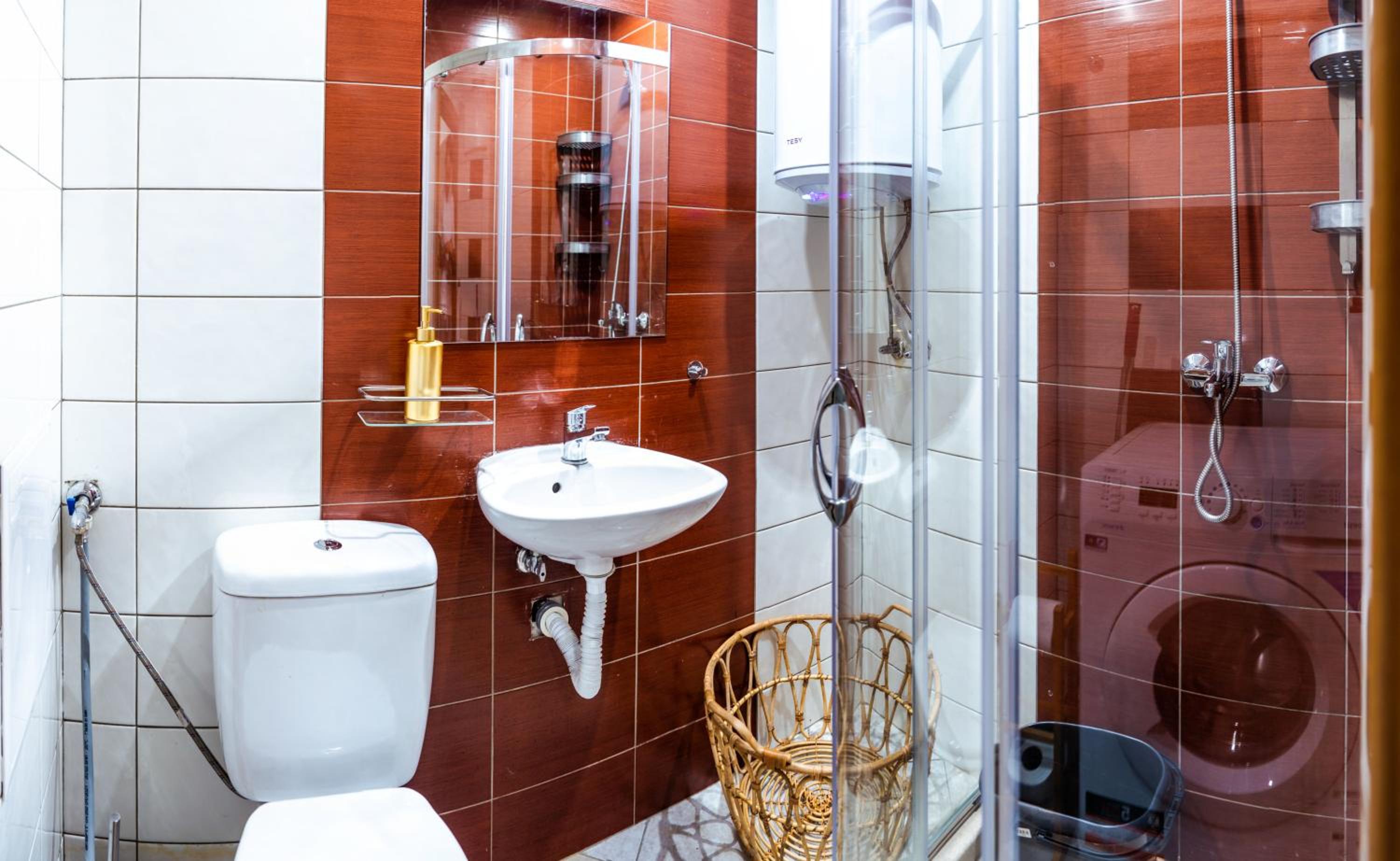 Large Stylish 2-bedroom apt near ski road, 5 min to Gondola & Bar Street