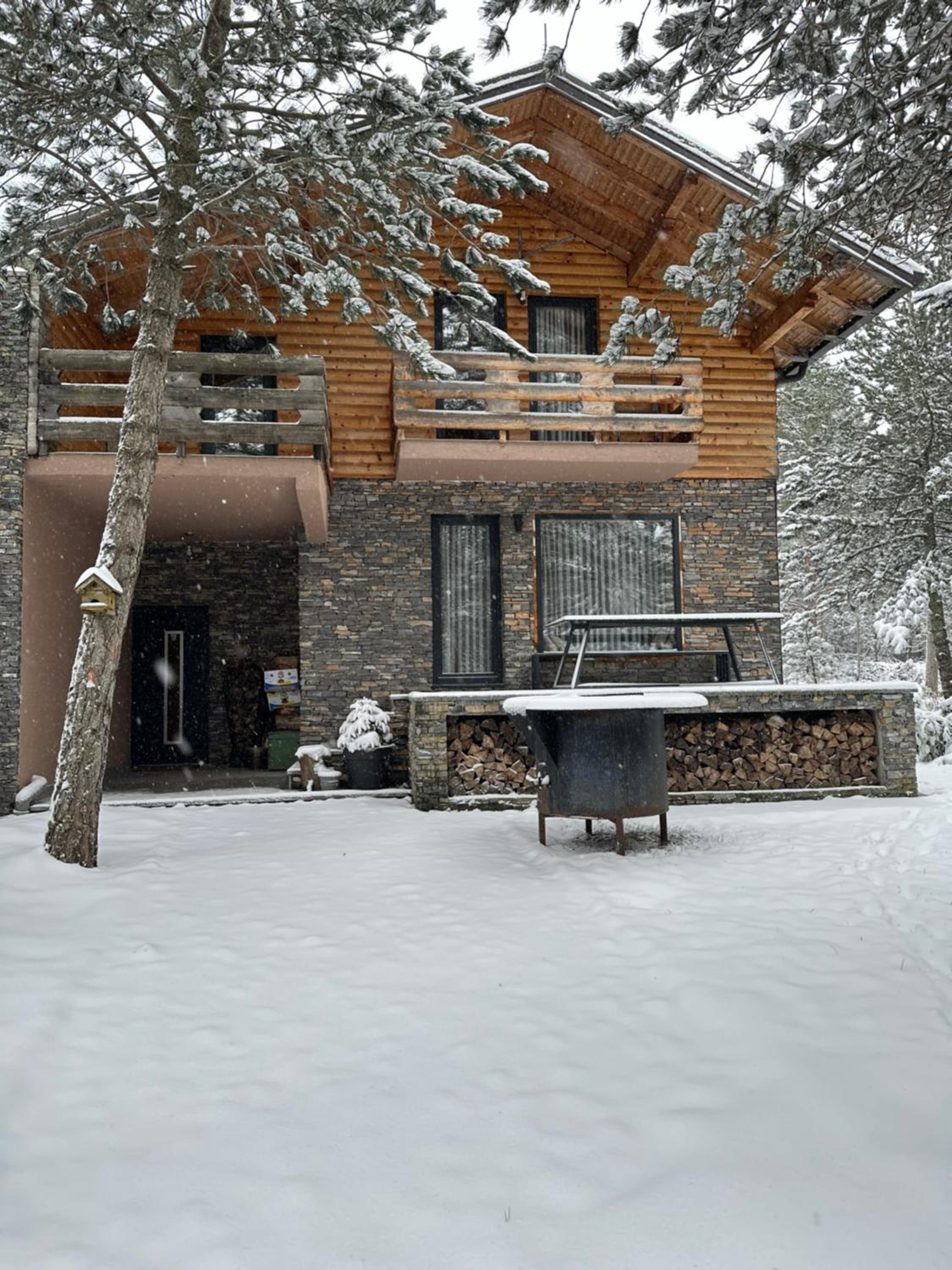 Snježna vikendica