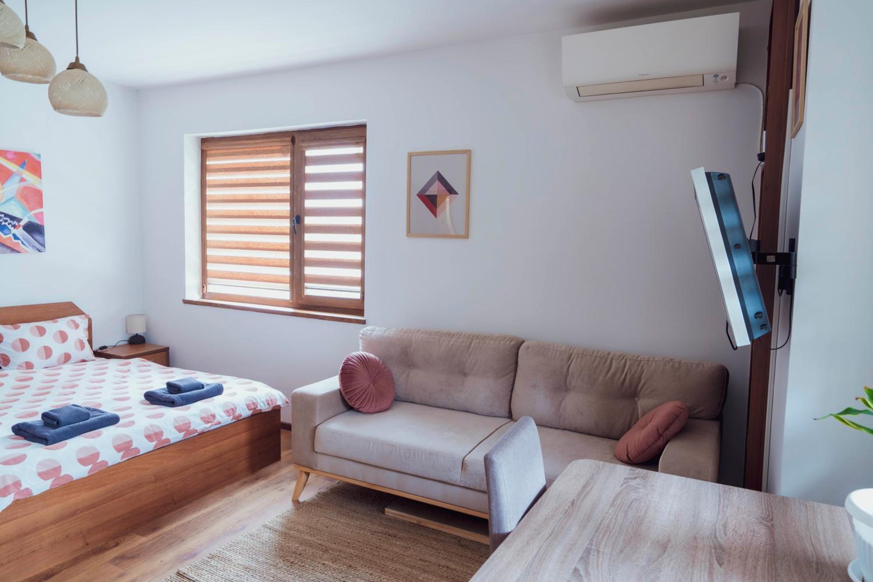 Spacious stylish studio with large terrace and amazing view, 5 min to Gondola & Bar Str