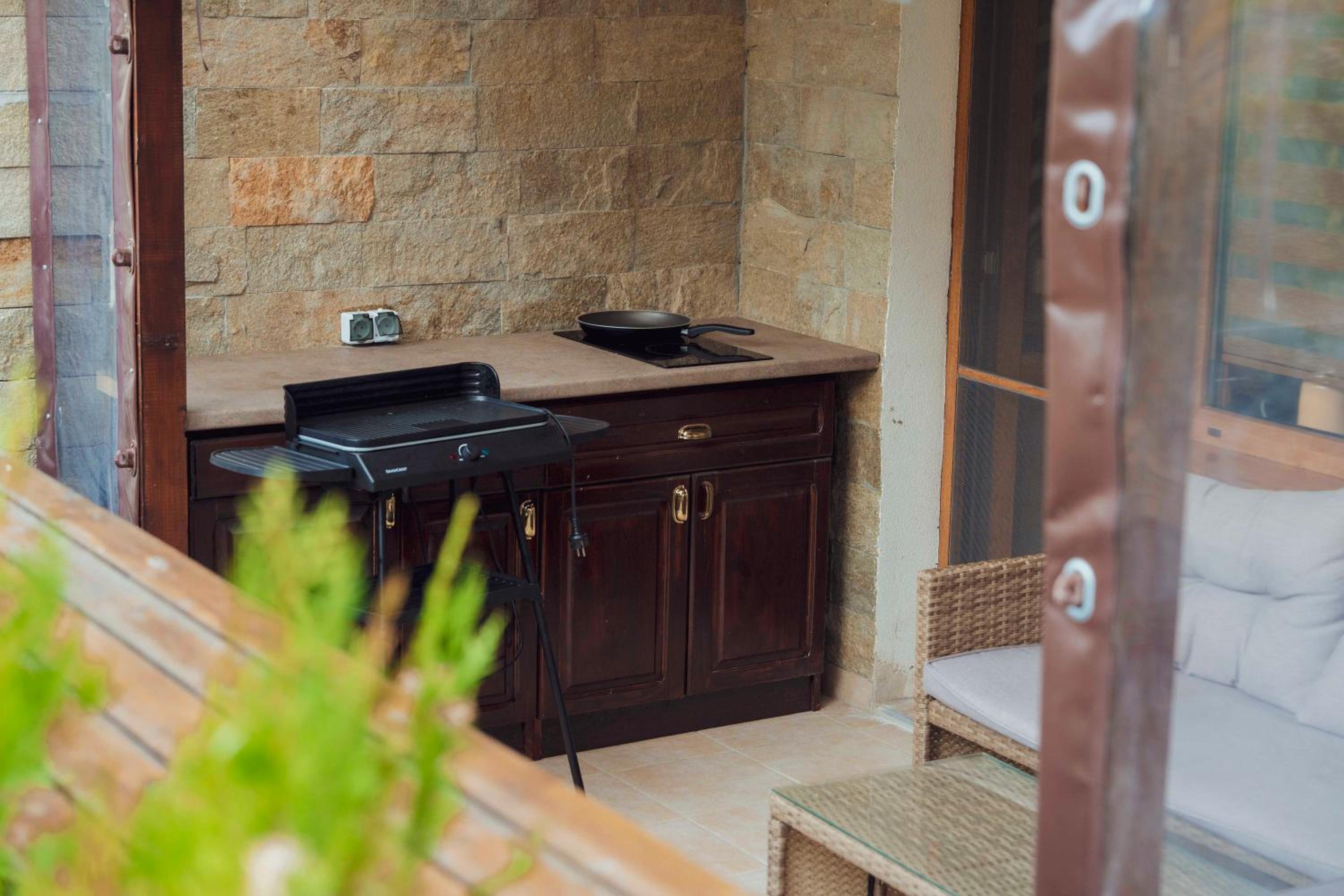 Spacious stylish studio with large terrace and amazing view, 5 min to Gondola & Bar Str