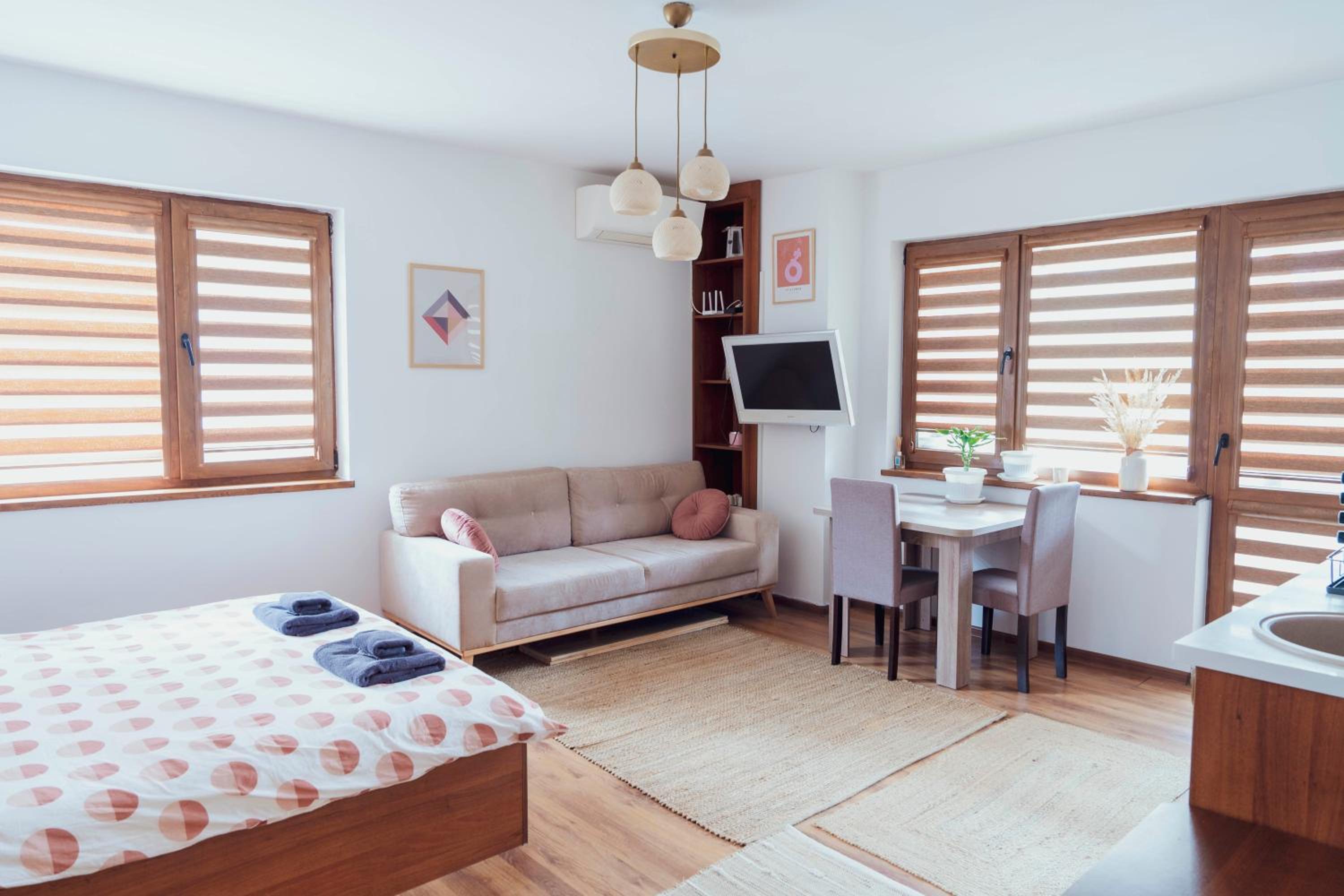 Spacious stylish studio with large terrace and amazing view, 5 min to Gondola & Bar Str