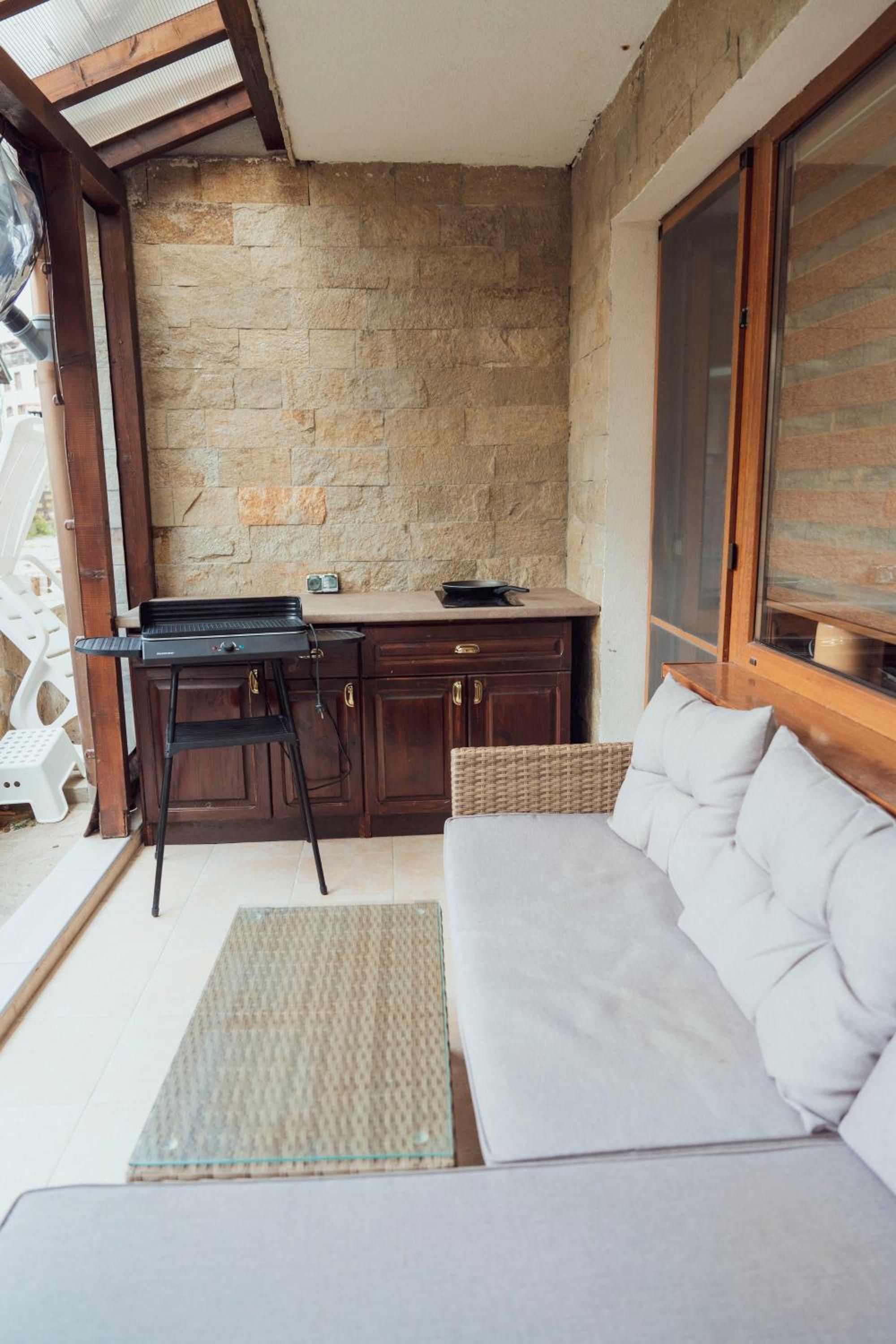 Spacious stylish studio with large terrace and amazing view, 5 min to Gondola & Bar Str