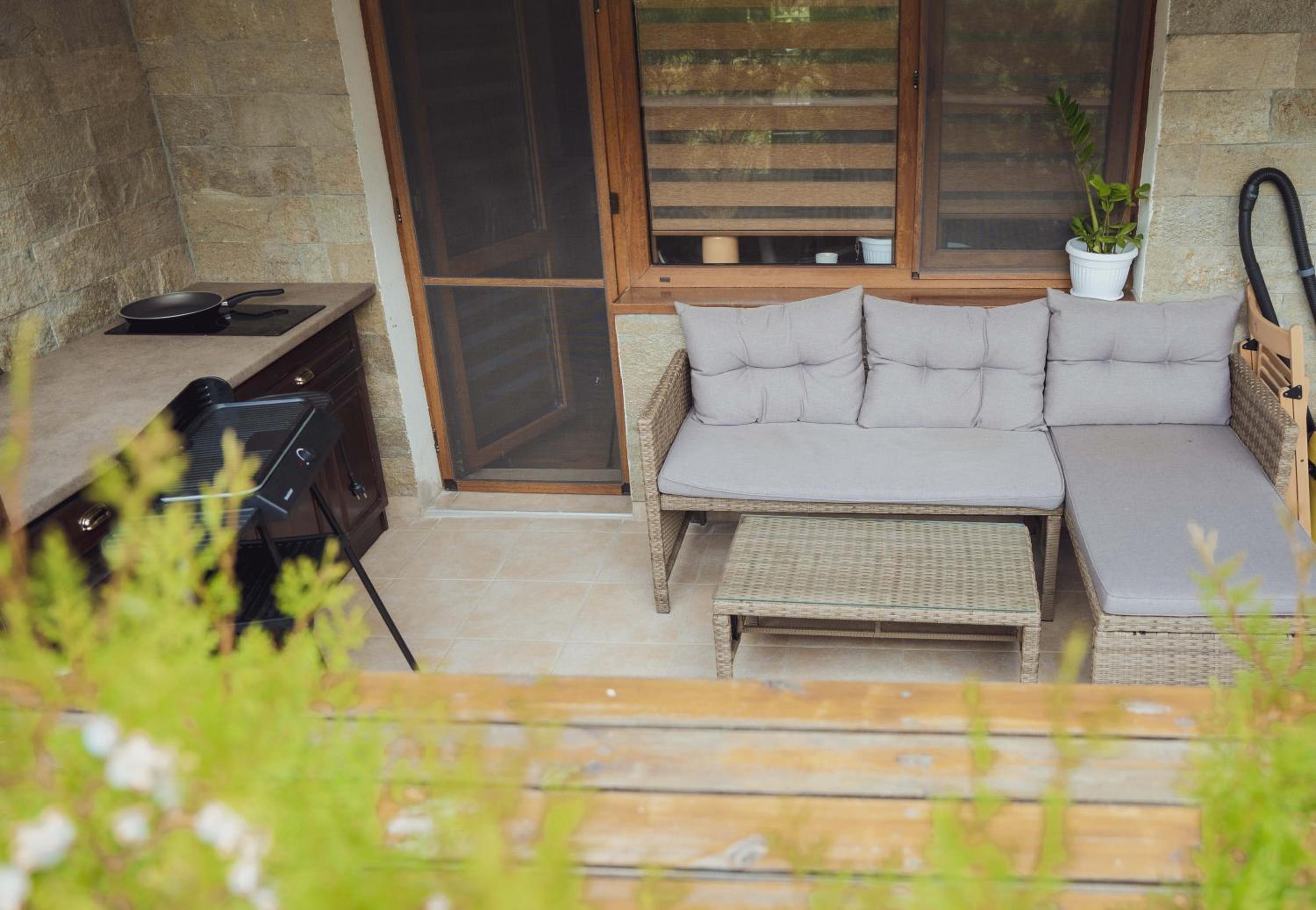 Spacious stylish studio with large terrace and amazing view, 5 min to Gondola & Bar Str