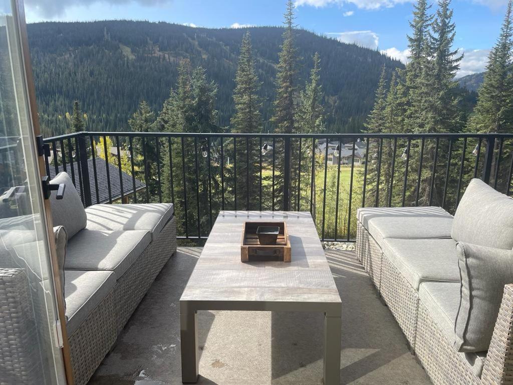 New! Luxury, Top Floor, Ski in/Ski Out, Private Hot Tub and Mountain Views
