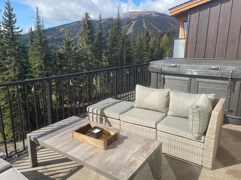 New! Luxury, Top Floor, Ski in/Ski Out, Private Hot Tub and Mountain Views