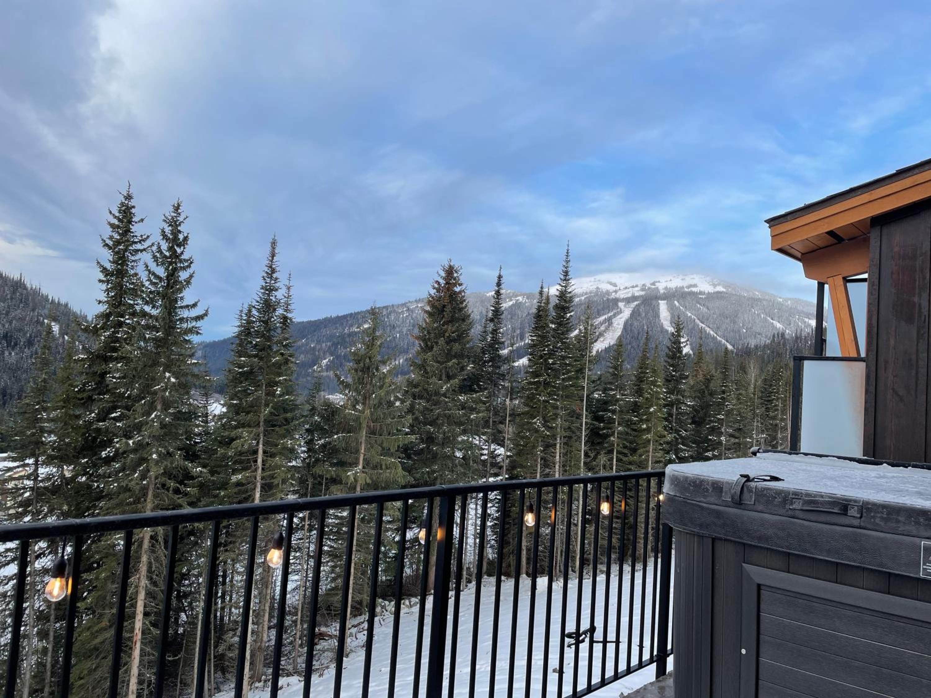 New! Luxury, Top Floor, Ski in/Ski Out, Private Hot Tub and Mountain Views