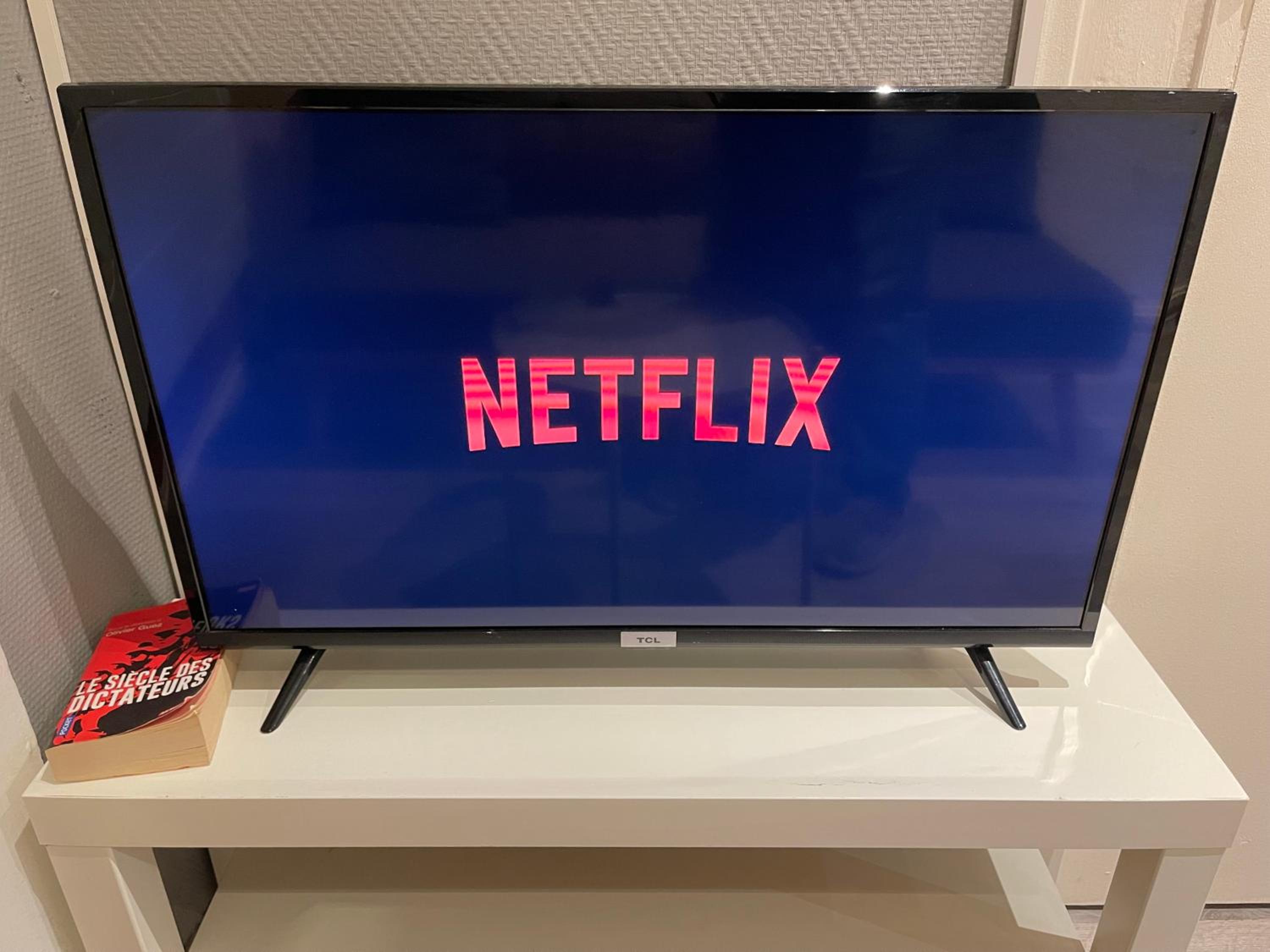 010 CHIC & COSY F1 29m2 HYPERCENTRE WIFI SMART TV NETFLIX