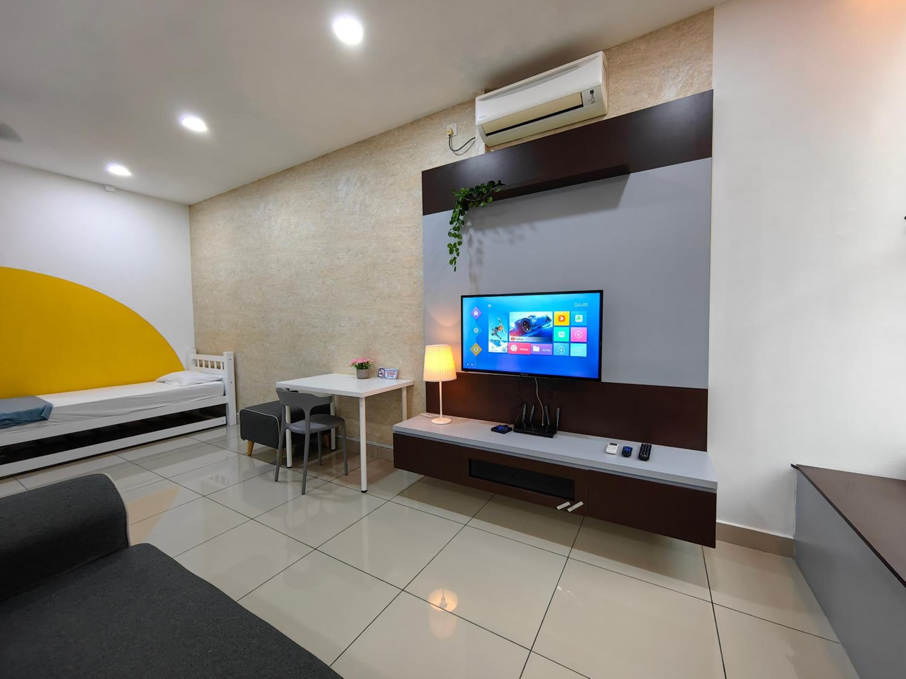 Mount Austin Homestay,1-4 Pax, 5 mins to IKEA TOPPEN AEON Tebrau HSA FREE WIFI and NETFLIX