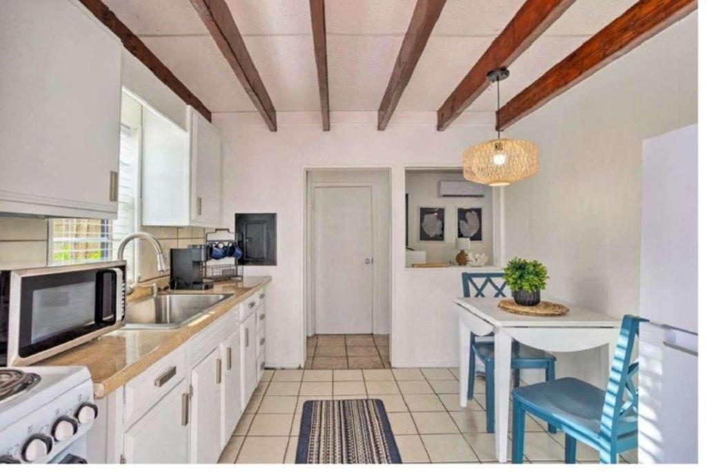 Luxury 8BR Entire Mini-Resort with Heated Pool, Tiki Bar - Tropical Paradise Near Beach!