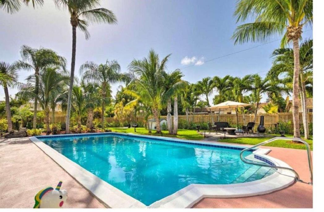 Luxury 8BR Entire Mini-Resort with Heated Pool, Tiki Bar - Tropical Paradise Near Beach!