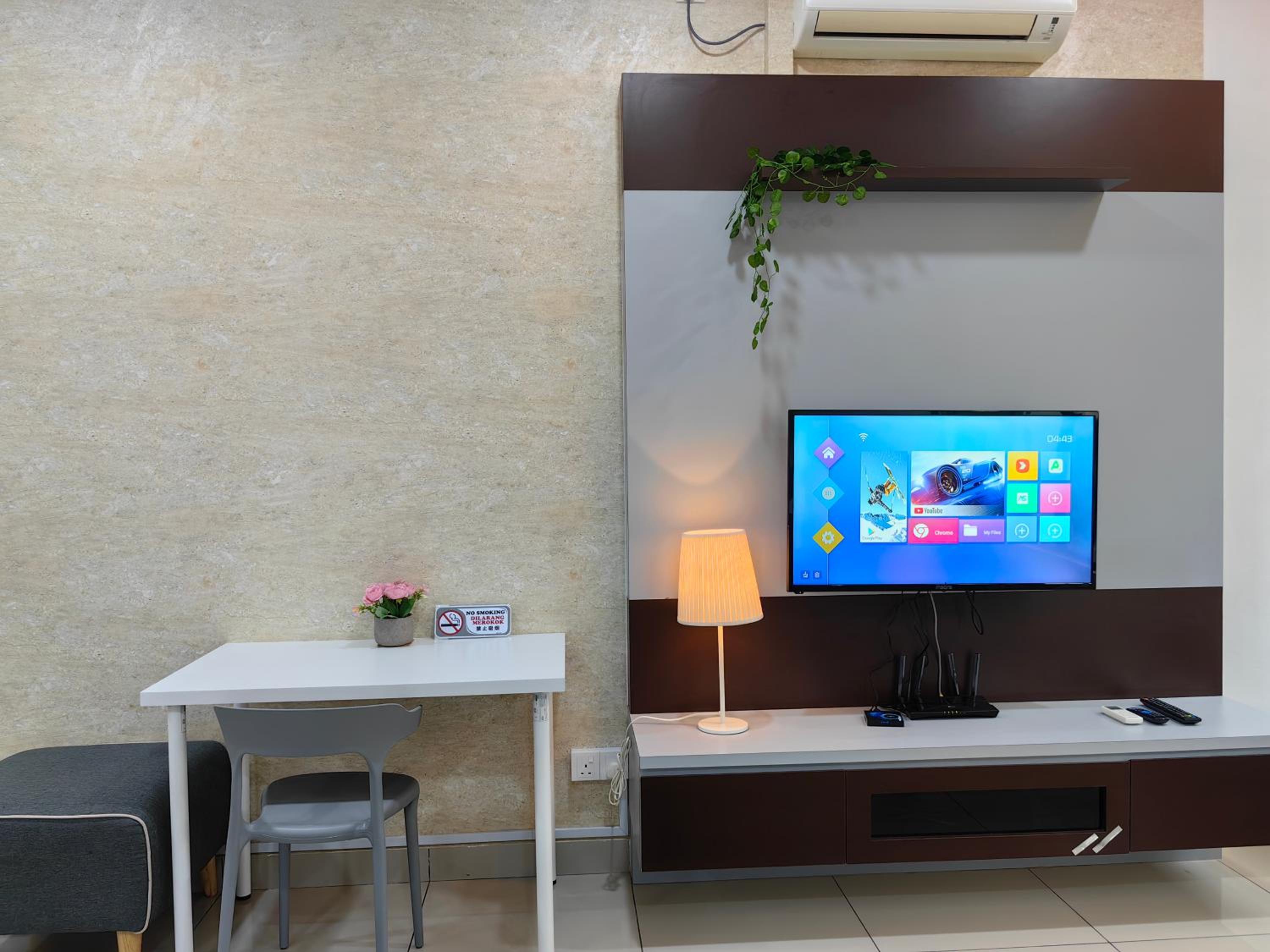 Mount Austin Homestay,1-4 Pax, 5 mins to IKEA TOPPEN AEON Tebrau HSA FREE WIFI and NETFLIX