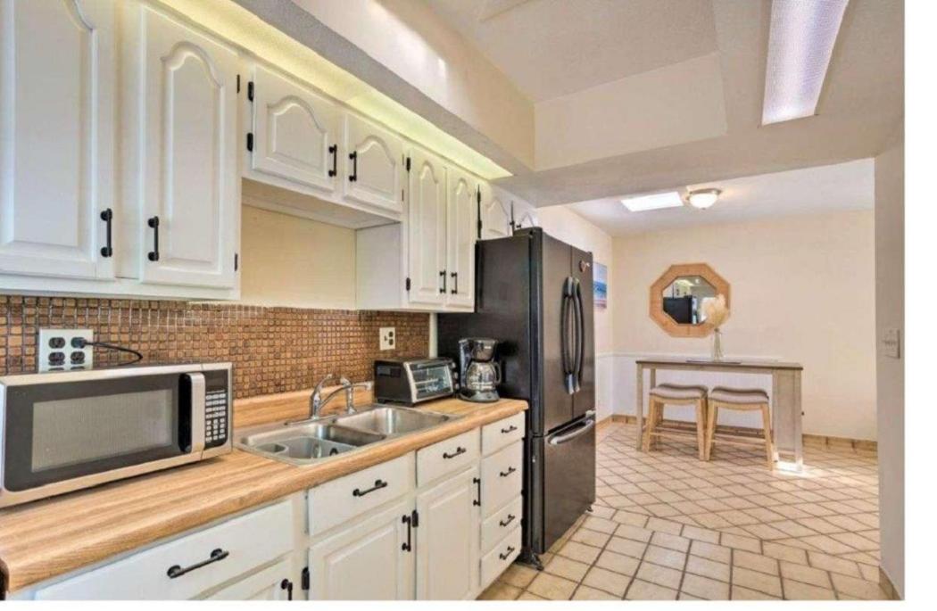 Luxury 8BR Entire Mini-Resort with Heated Pool, Tiki Bar - Tropical Paradise Near Beach!