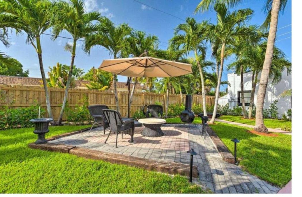 Luxury 8BR Entire Mini-Resort with Heated Pool, Tiki Bar - Tropical Paradise Near Beach!