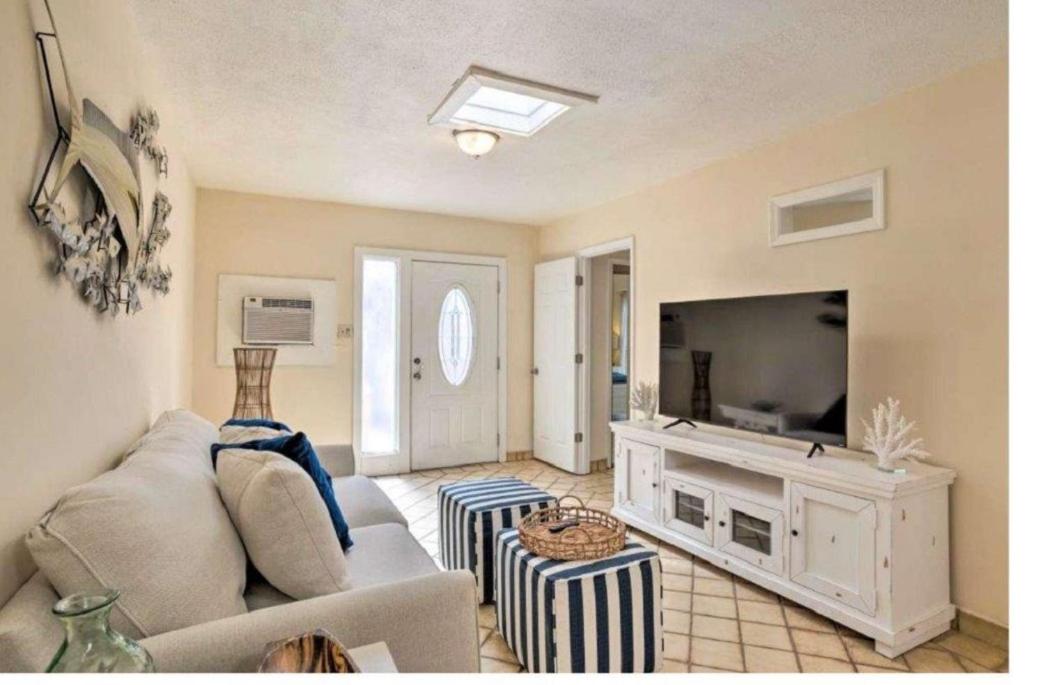 Luxury 8BR Entire Mini-Resort with Heated Pool, Tiki Bar - Tropical Paradise Near Beach!