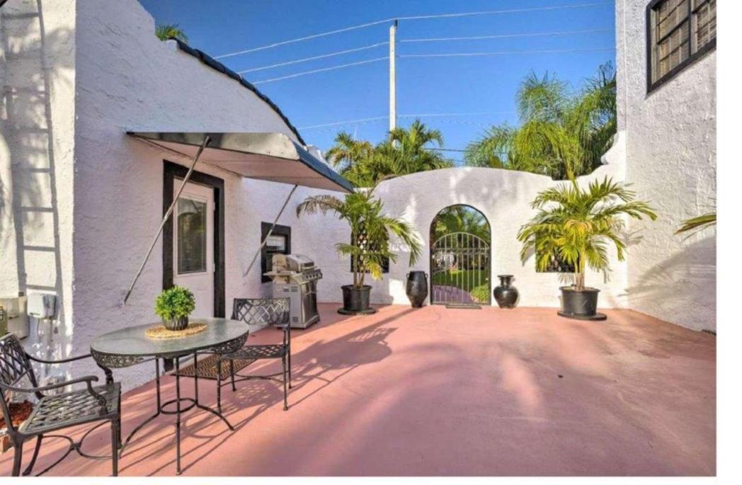 Luxury 8BR Entire Mini-Resort with Heated Pool, Tiki Bar - Tropical Paradise Near Beach!