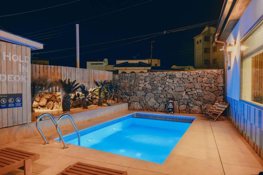 Hold in Hamdeok with Pool