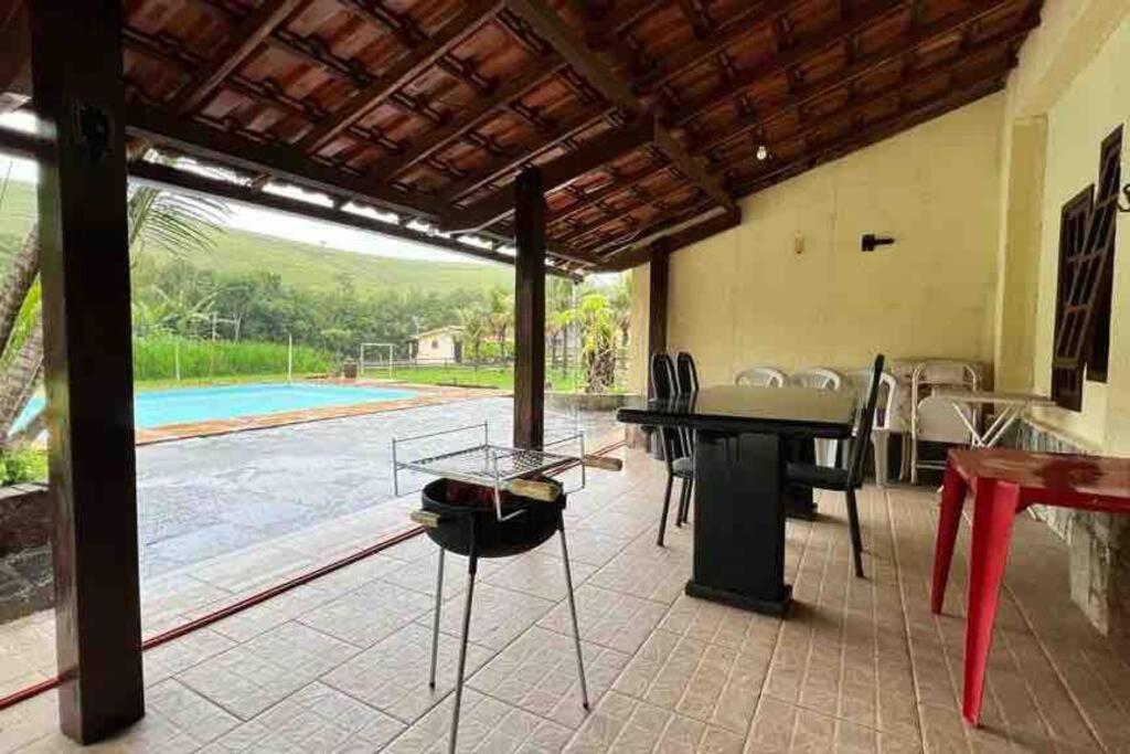 Sítio com 3 suítes +3 quartos, campo e piscina.