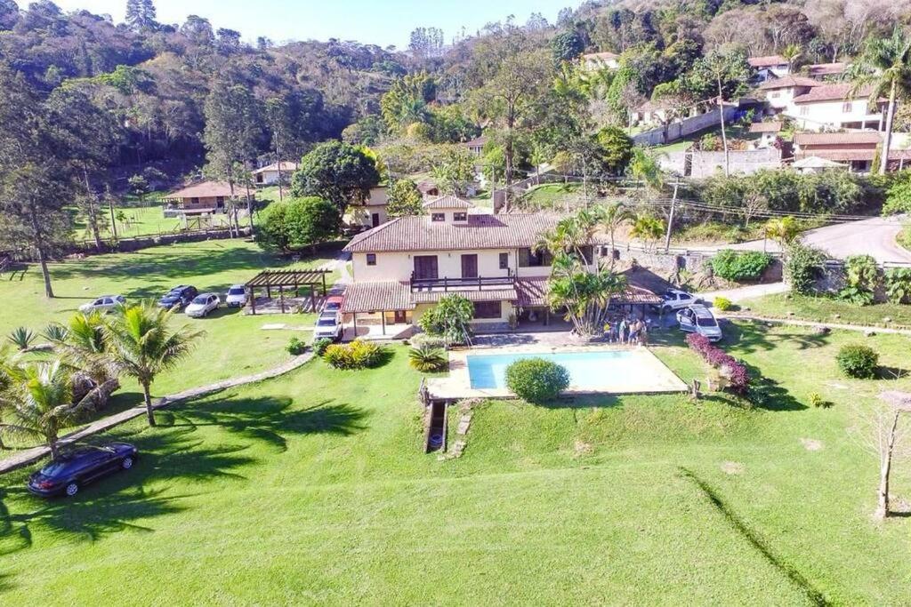 Sítio com 3 suítes +3 quartos, campo e piscina.