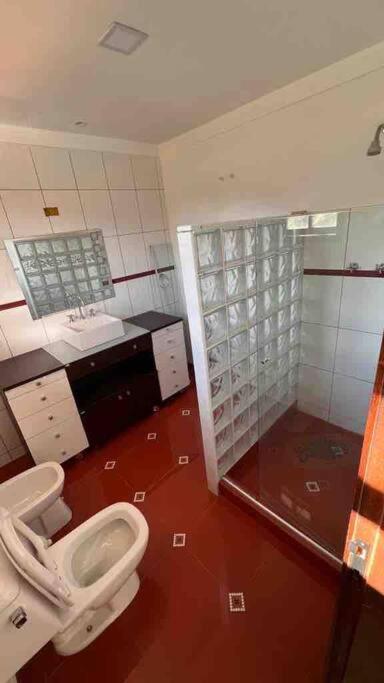 Sítio com 3 suítes +3 quartos, campo e piscina.