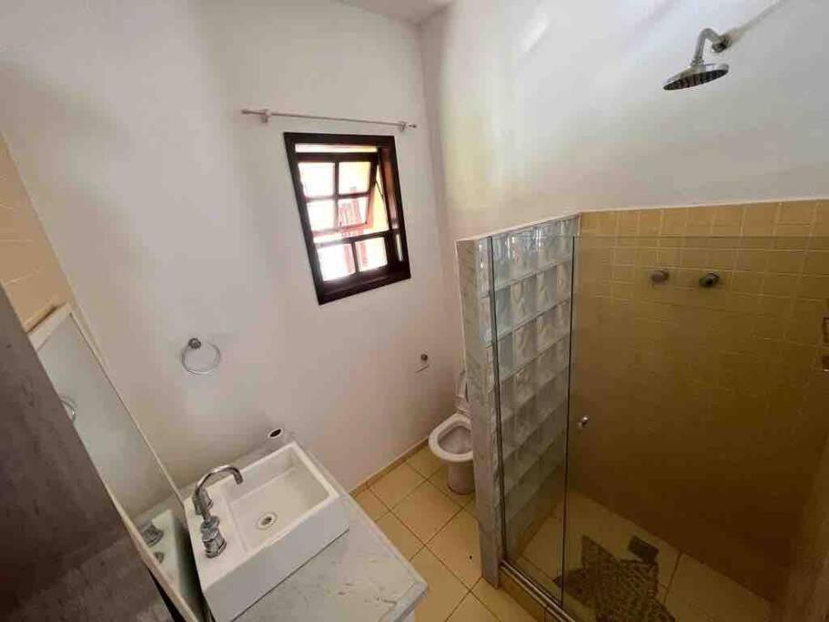 Sítio com 3 suítes +3 quartos, campo e piscina.