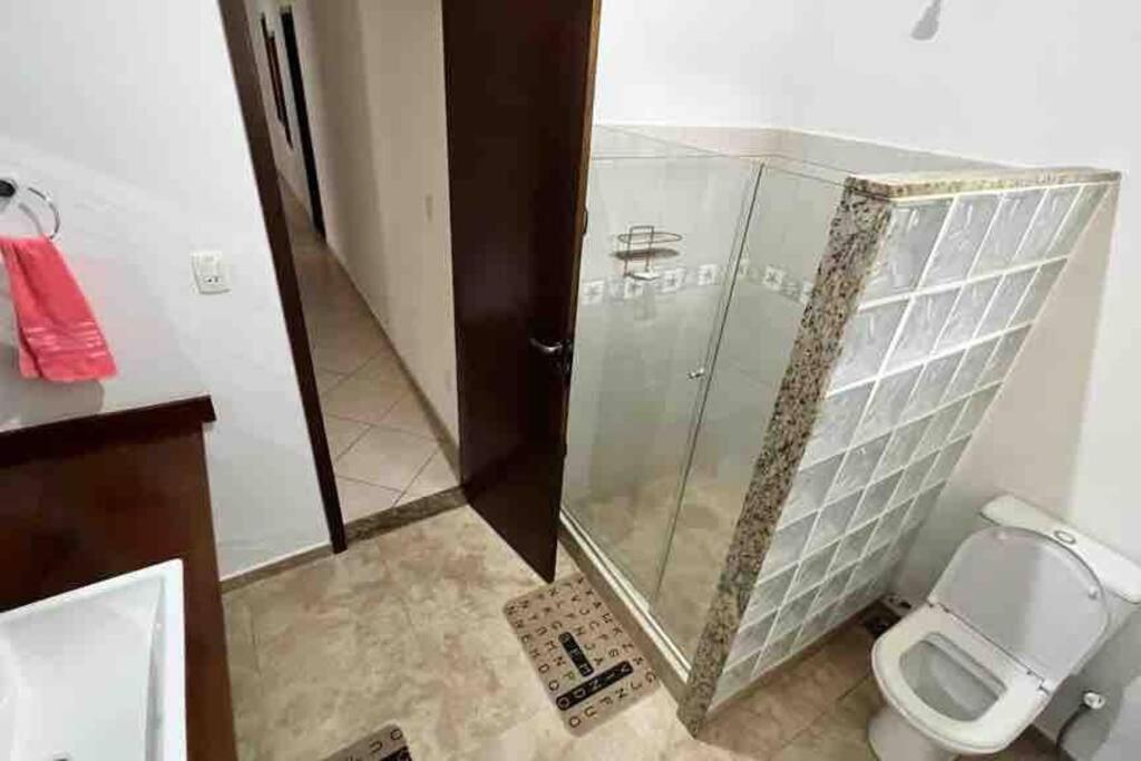 Sítio com 3 suítes +3 quartos, campo e piscina.