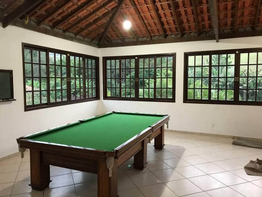 Sítio com 3 suítes +3 quartos, campo e piscina.
