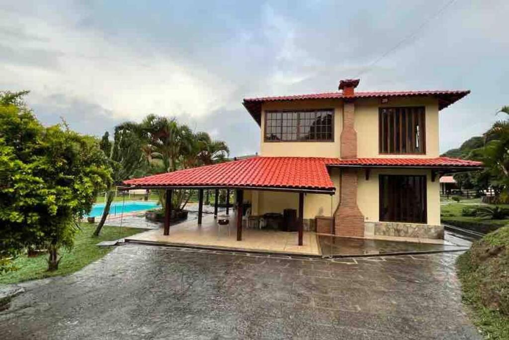 Sítio com 3 suítes +3 quartos, campo e piscina.