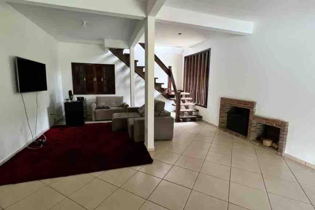 Sítio com 3 suítes +3 quartos, campo e piscina.