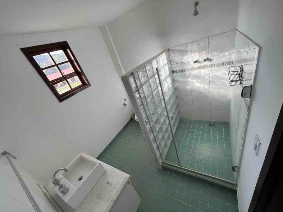 Sítio com 3 suítes +3 quartos, campo e piscina.