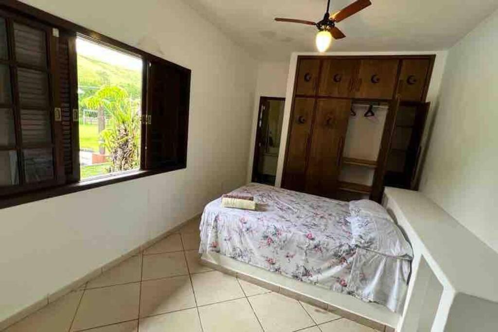 Sítio com 3 suítes +3 quartos, campo e piscina.