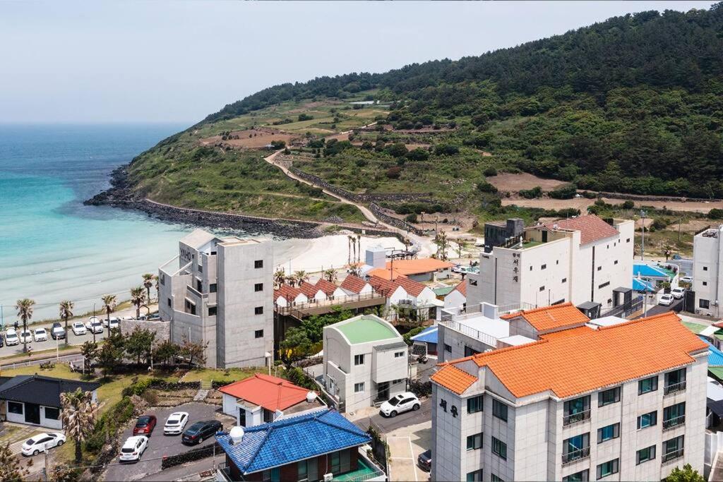 Hold in Hamdeok with beach