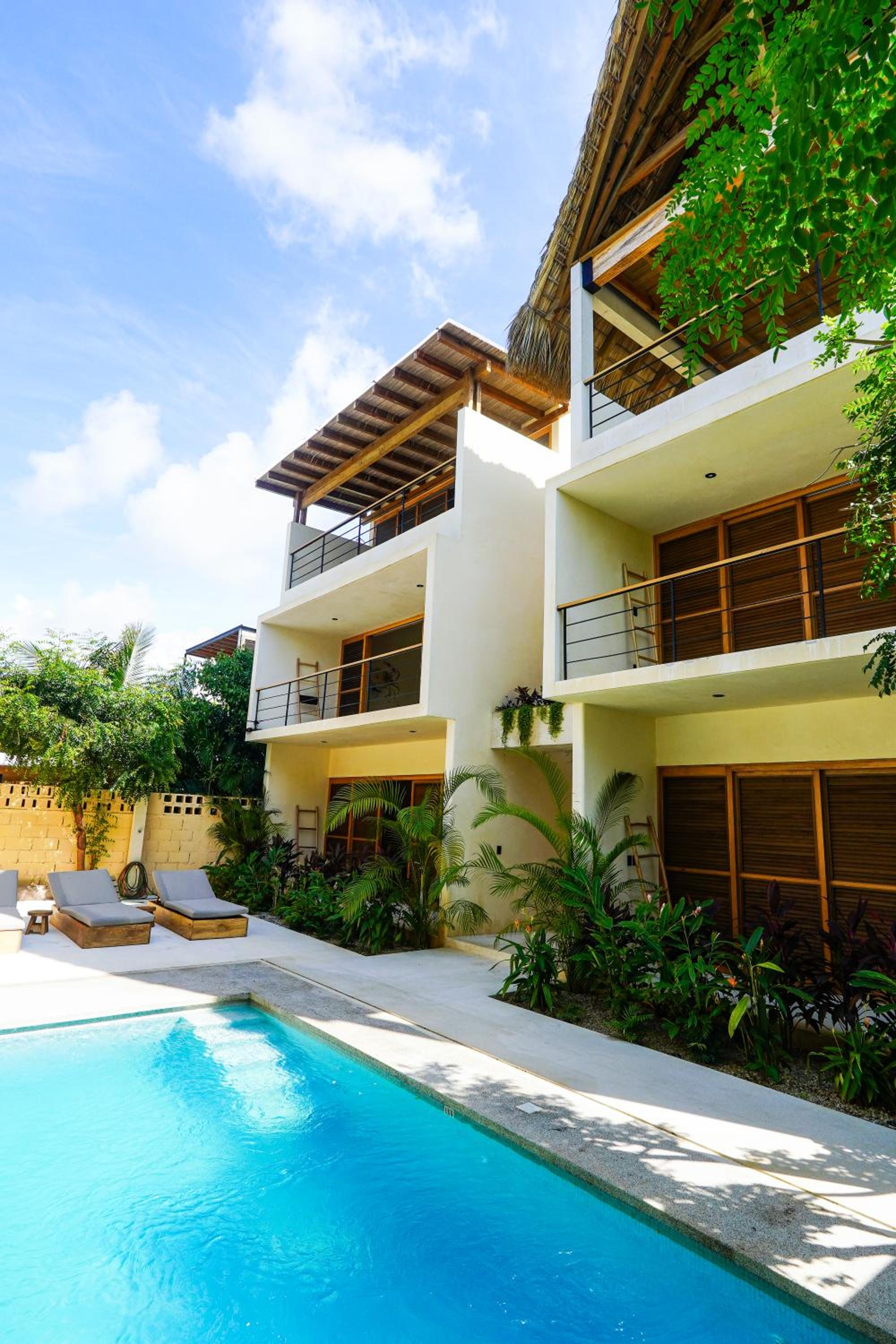 Casa Borka LUXURY FULLY FURNISHED BEACH CONDOS WITH POOL