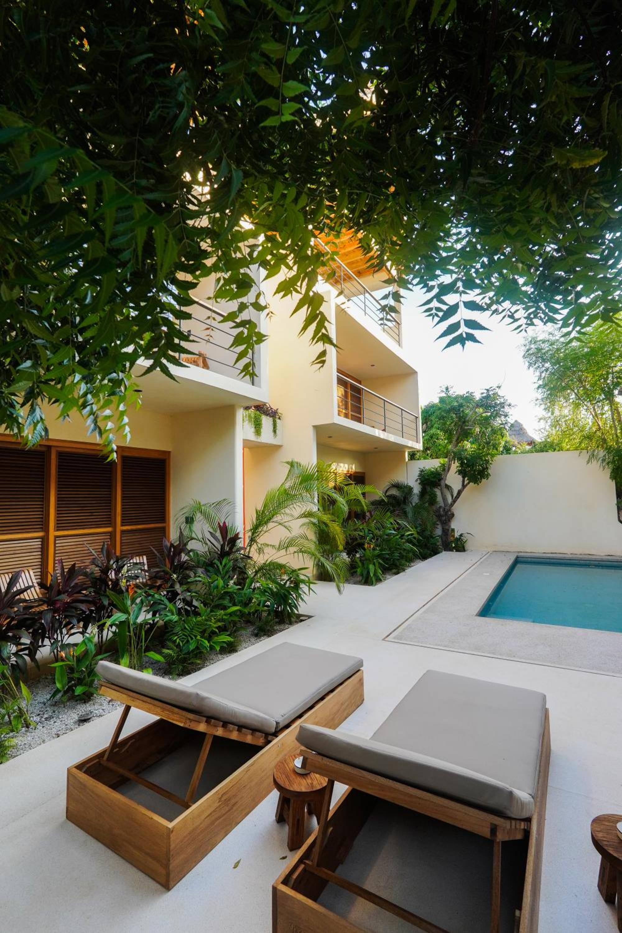 Casa Borka LUXURY FULLY FURNISHED BEACH CONDOS WITH POOL
