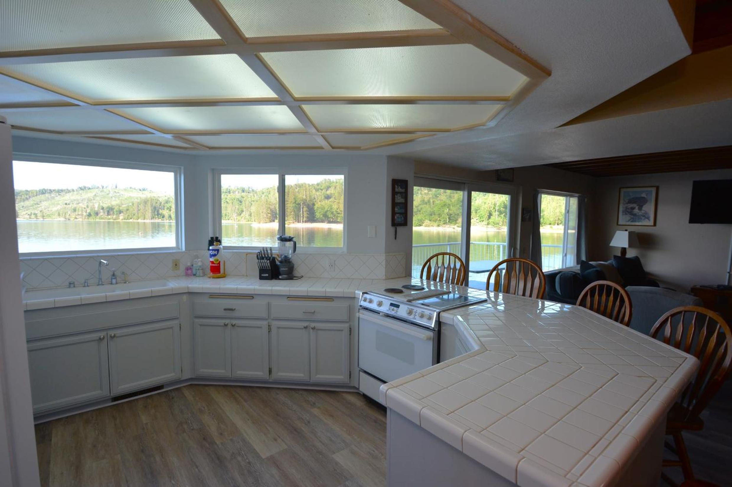 Beautiful Lakefront Home Spectacular View - Herrera