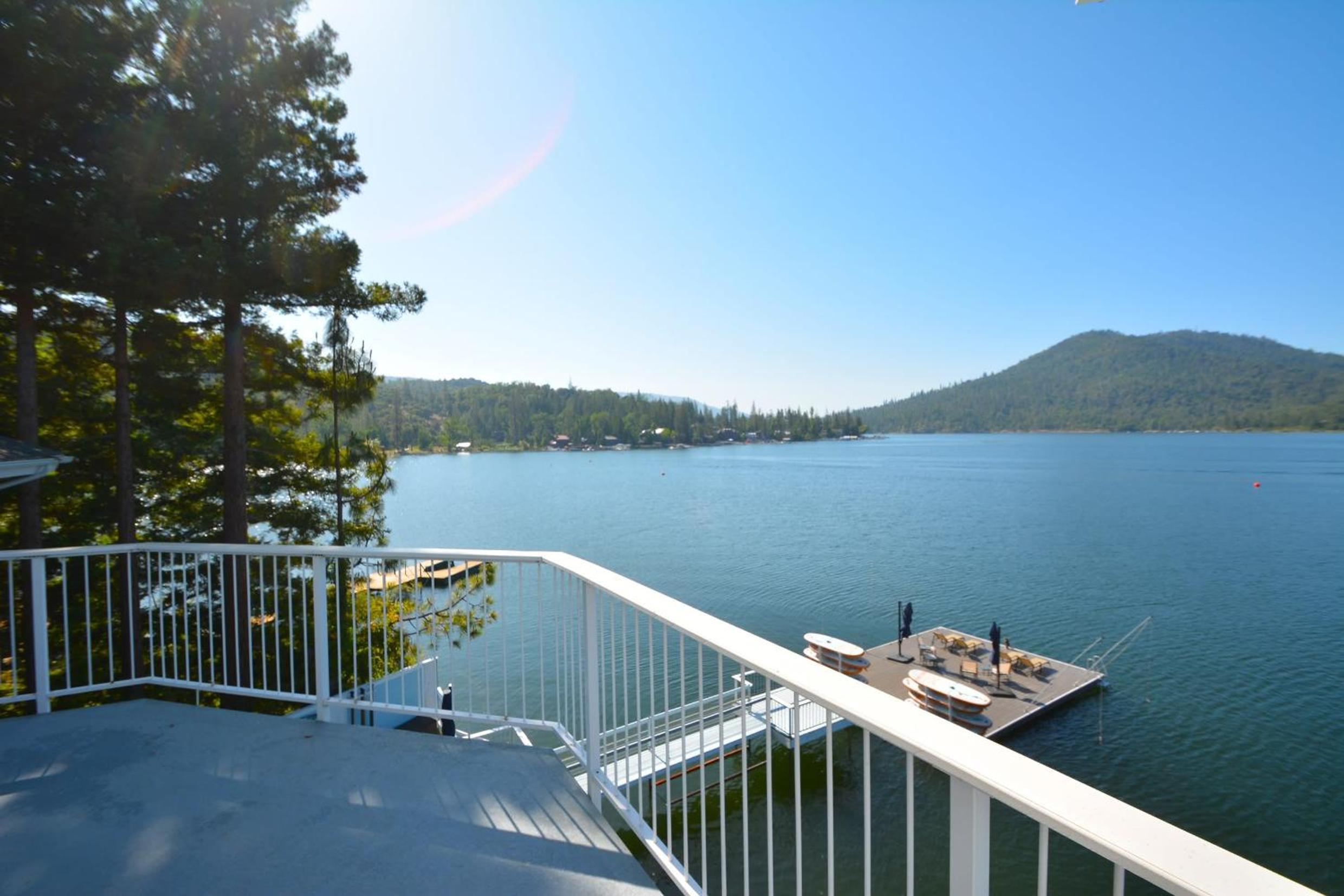 Beautiful Lakefront Home Spectacular View - Herrera