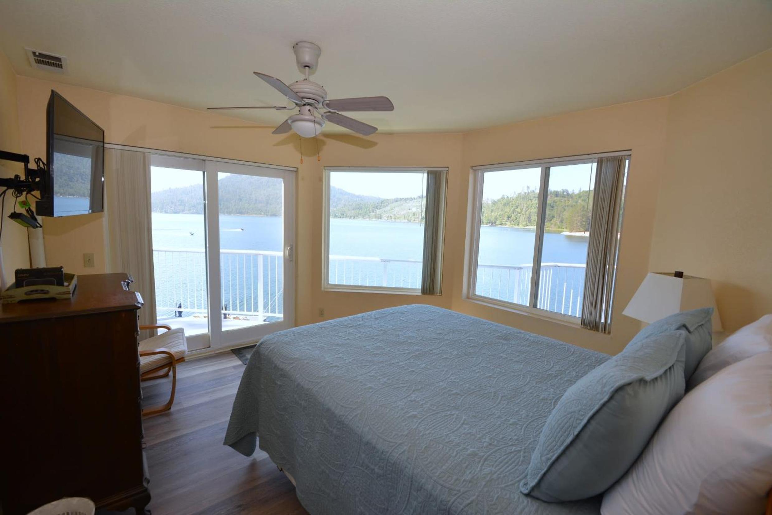 Beautiful Lakefront Home Spectacular View - Herrera