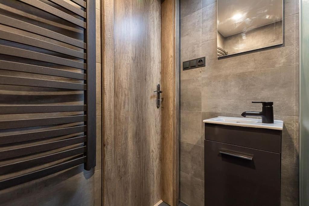 CHARLIE - modern centrally located downtown studio view 5
