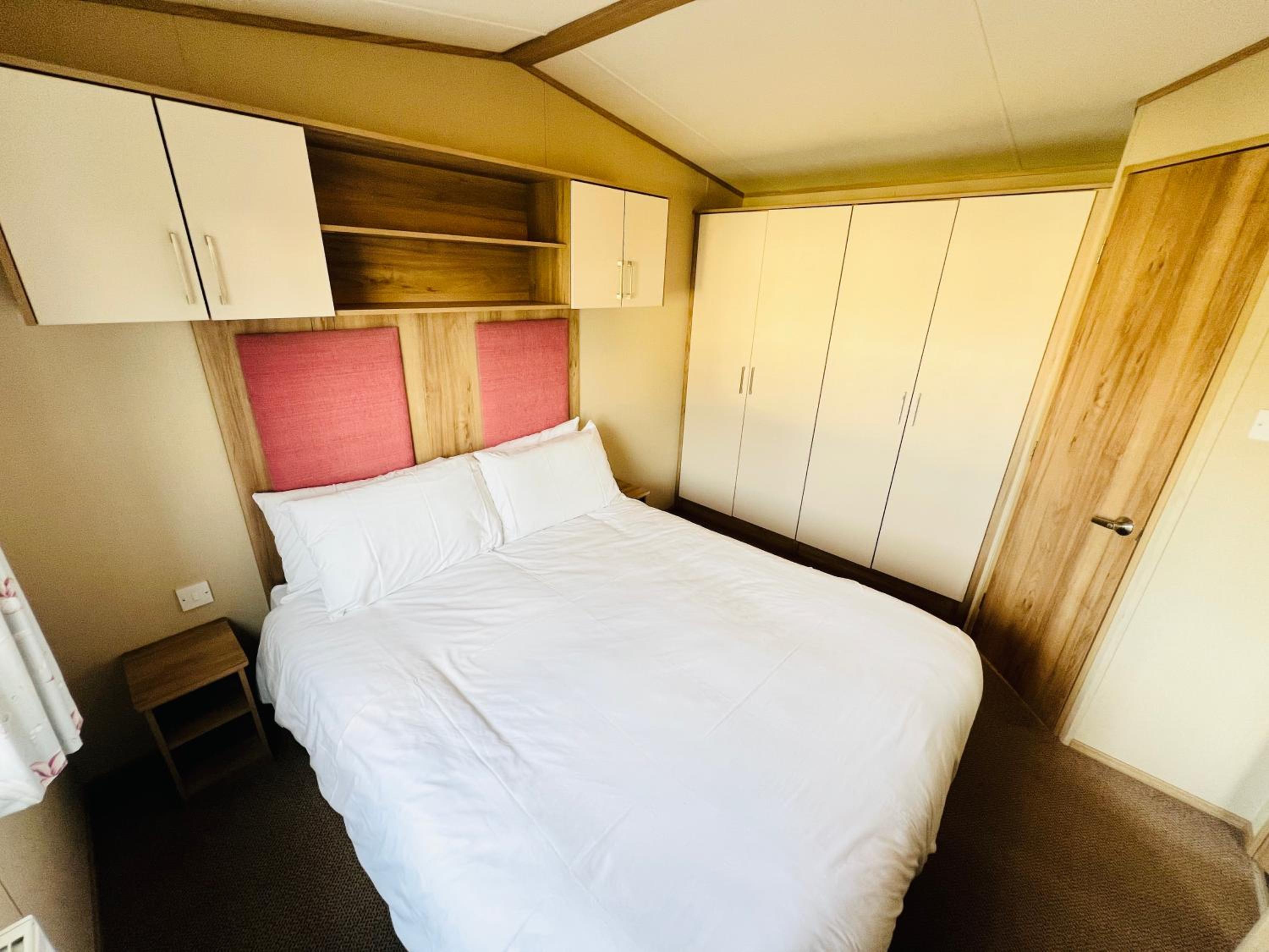 2 Bedroom Caravan CW111, Whitecliff Bay, Bembridge, Isle of Wight